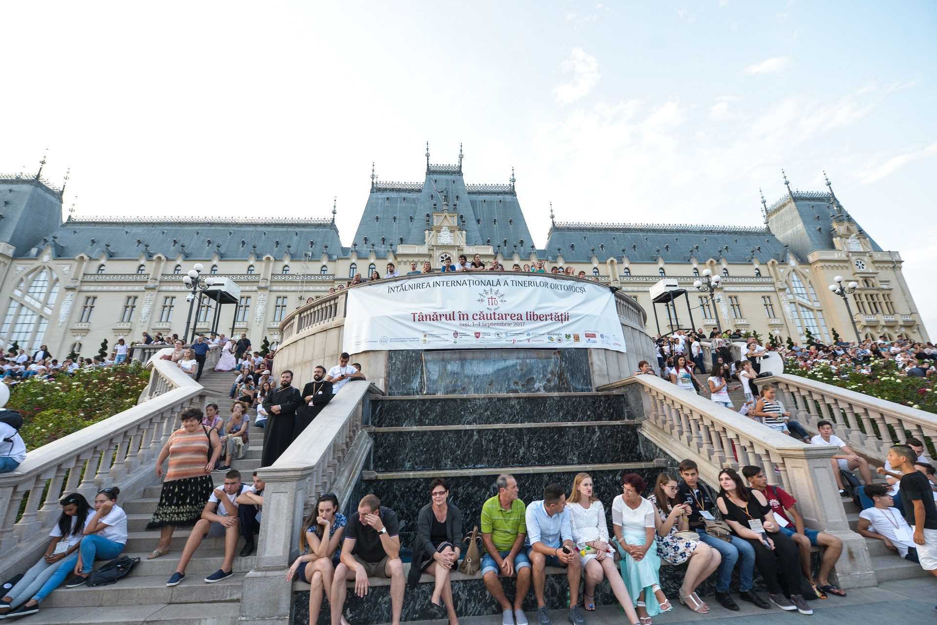 Părintele Necula, către miile de tineri prezenți la Iași: „A fi liber în Hristos înseamnă a dărui cu zâmbetul pe buze!” Părintele Necula, către miile de tineri prezenți la Iași: „A fi liber în Hristos înseamnă a dărui cu zâmbetul pe buze!”