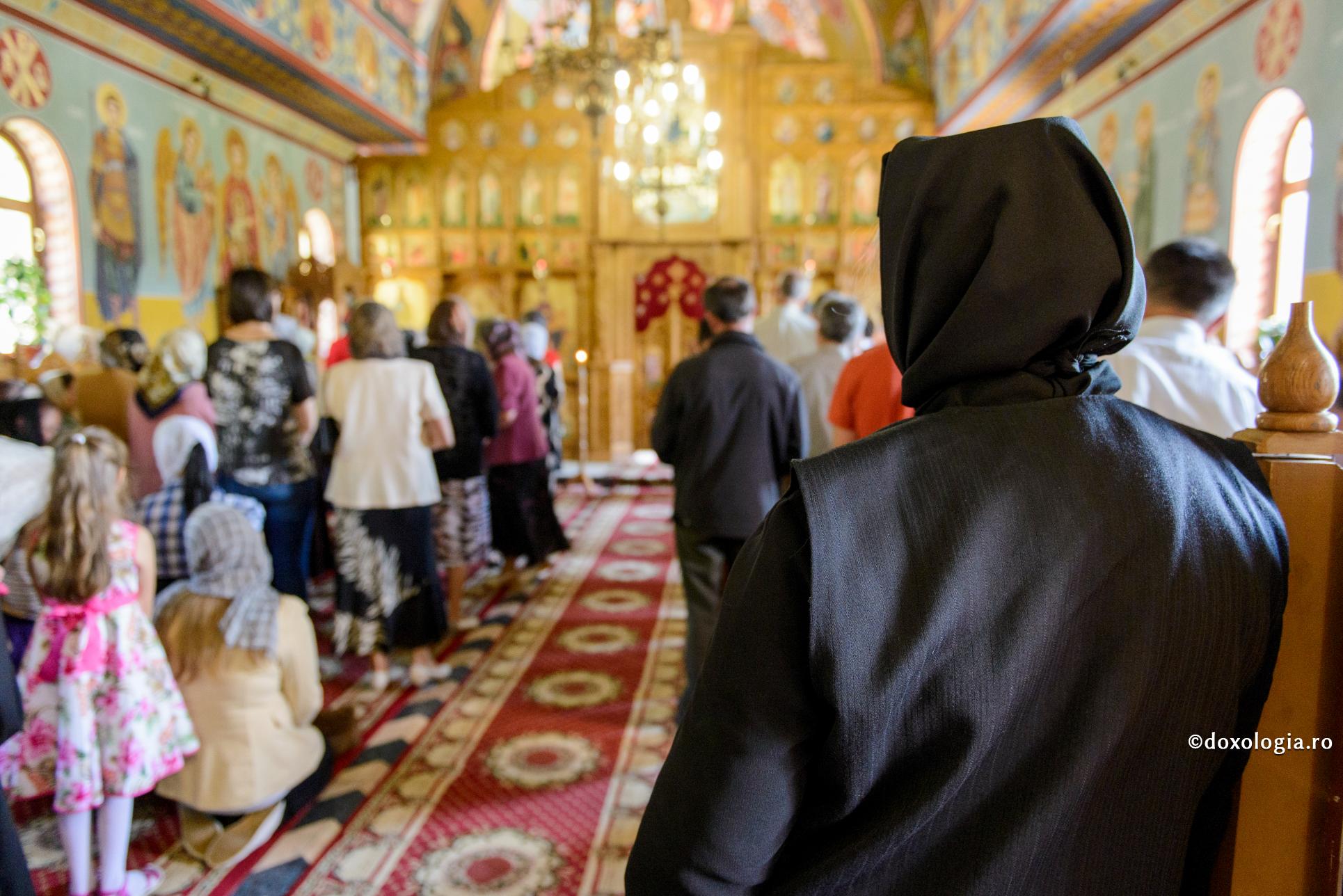 credincioși participând la Sfânta Liturghie