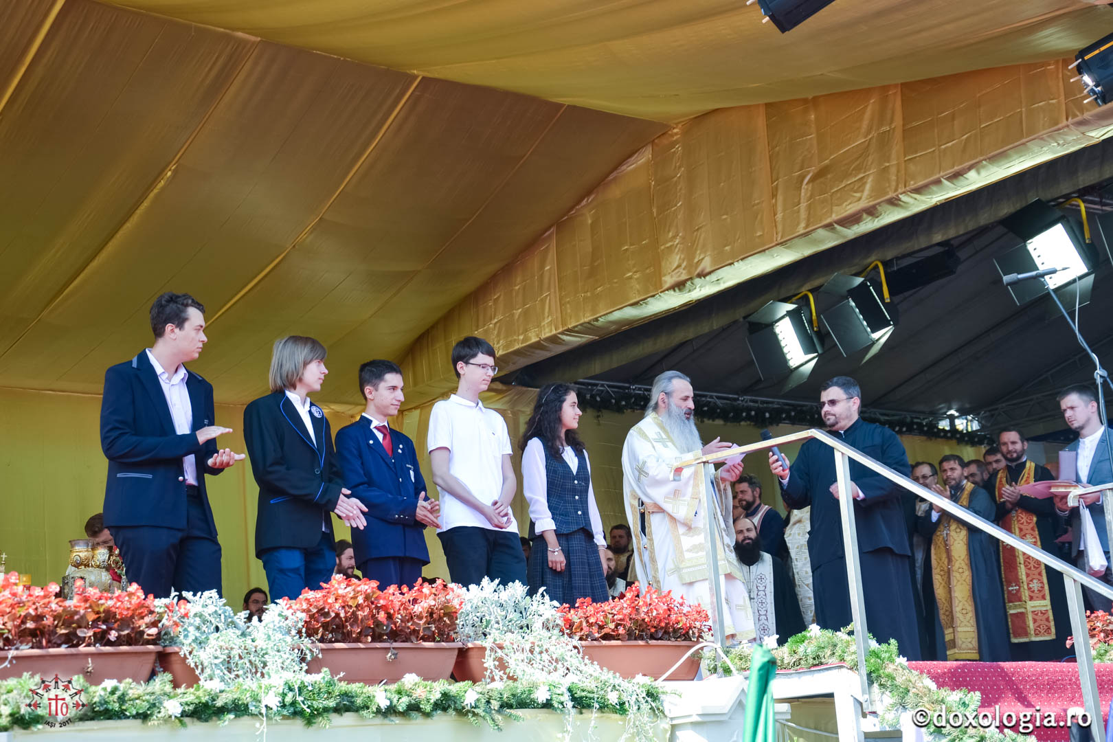 Cinci tineri medaliați internațional au primit distincția „Crucea Moldavă” - „Nimic nu e mai frumos decât să fii om inteligent și cu atitudine smerită”