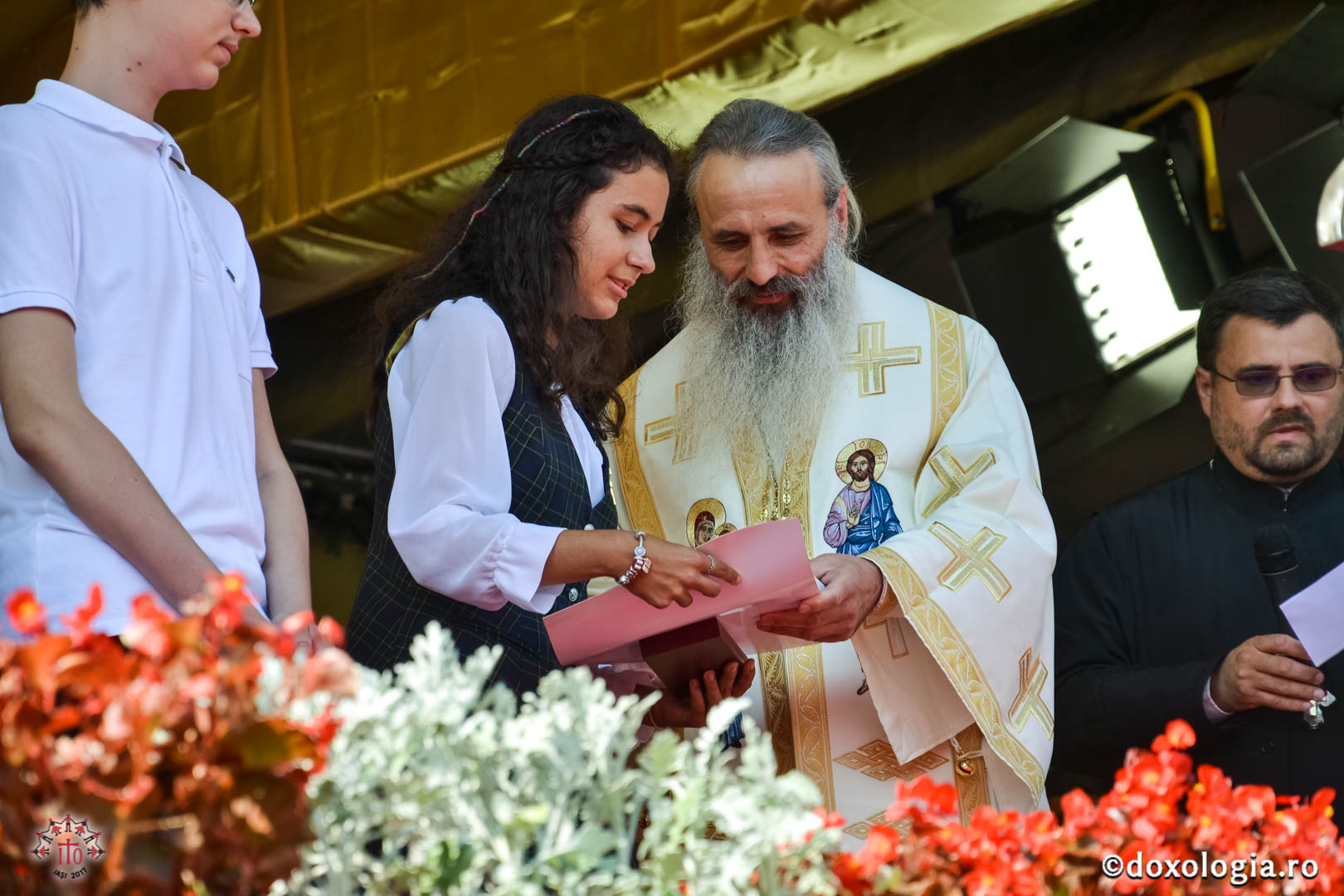 Cinci tineri medaliați internațional au primit distincția „Crucea Moldavă” - „Nimic nu e mai frumos decât să fii om inteligent și cu atitudine smerită”