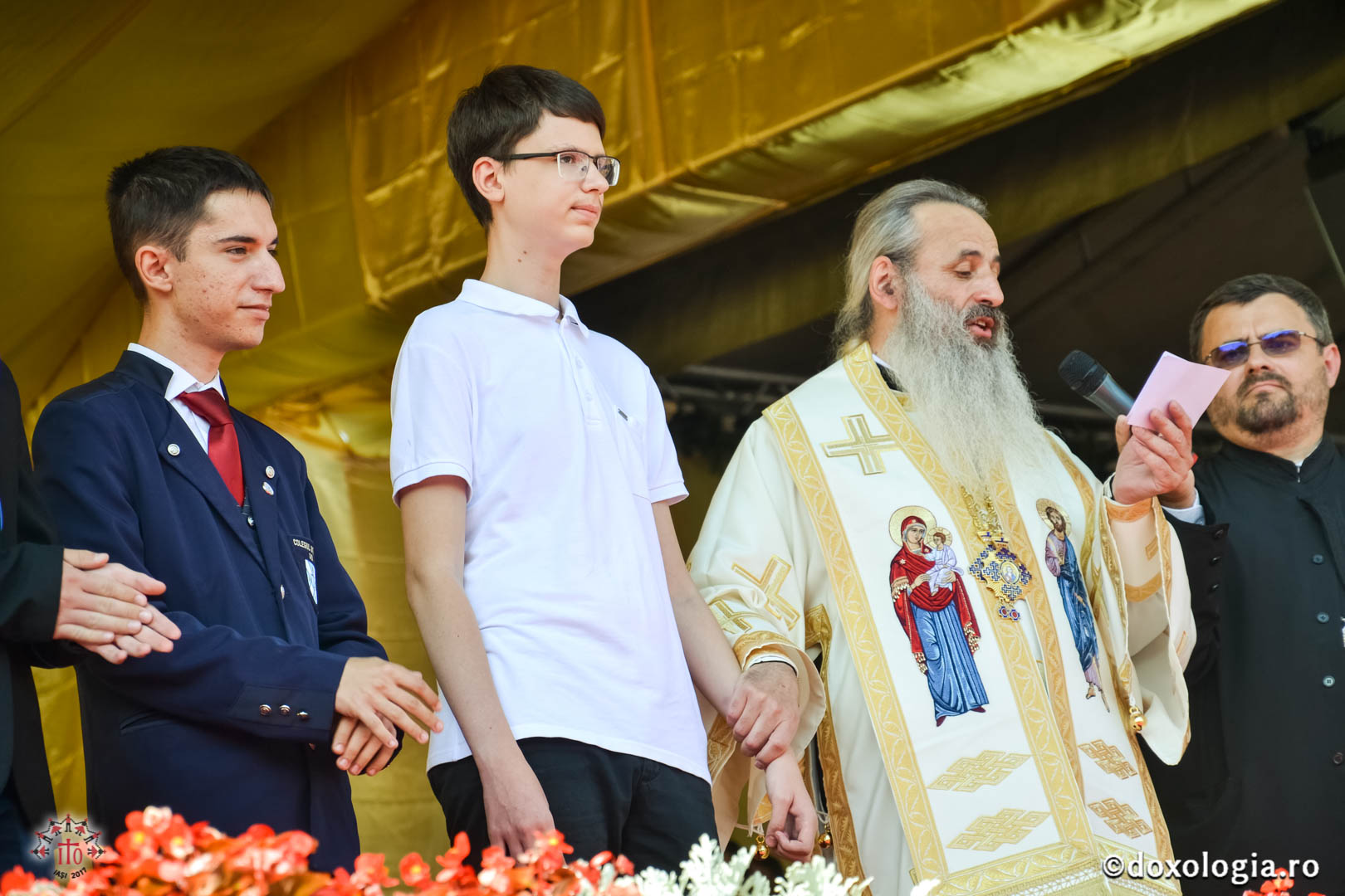 Cinci tineri medaliați internațional au primit distincția „Crucea Moldavă” - „Nimic nu e mai frumos decât să fii om inteligent și cu atitudine smerită”