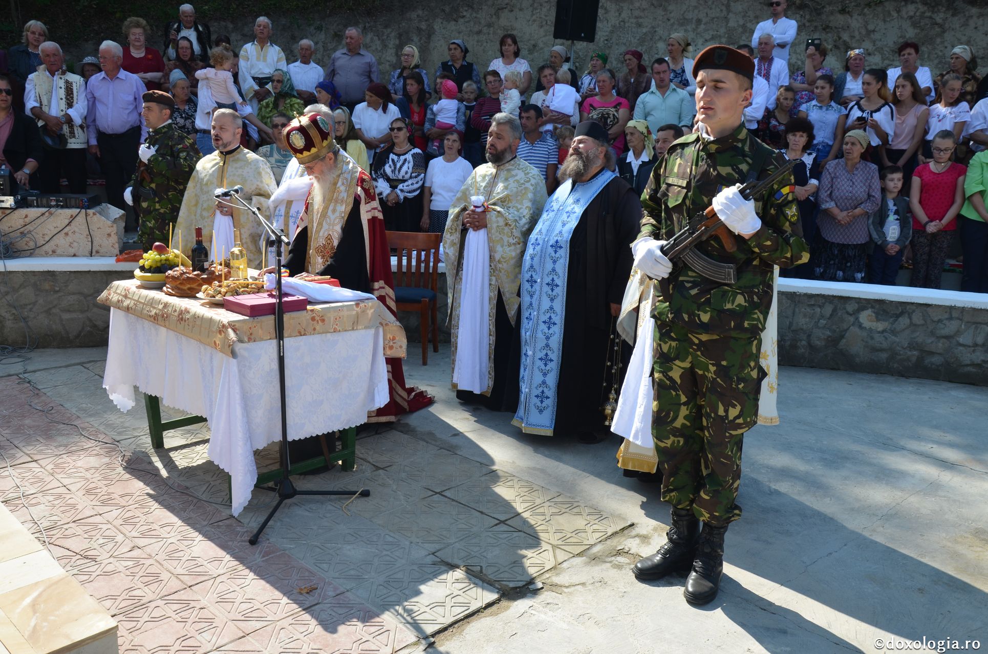 IPS Pimen a sfinţit un monument dedicat eroului Ioan Grosaru