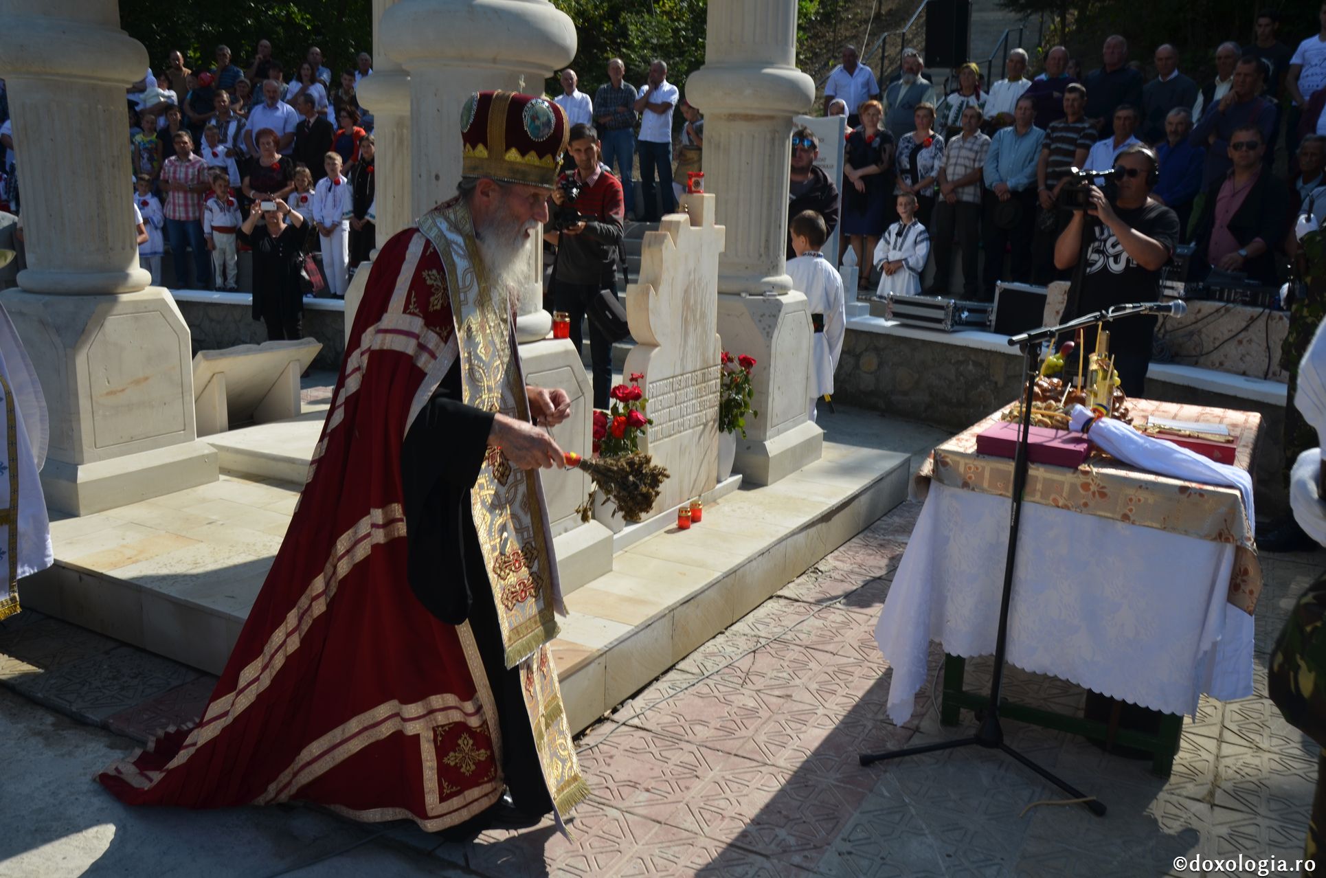 IPS Pimen a sfinţit un monument dedicat eroului Ioan Grosaru