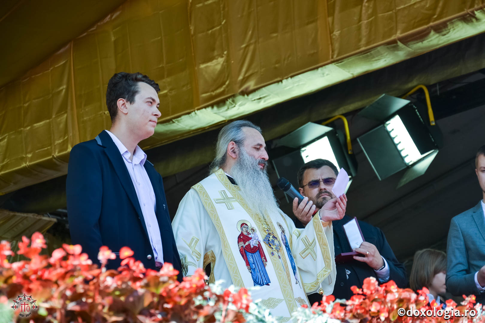 Cinci tineri medaliați internațional au primit distincția „Crucea Moldavă” - „Nimic nu e mai frumos decât să fii om inteligent și cu atitudine smerită”