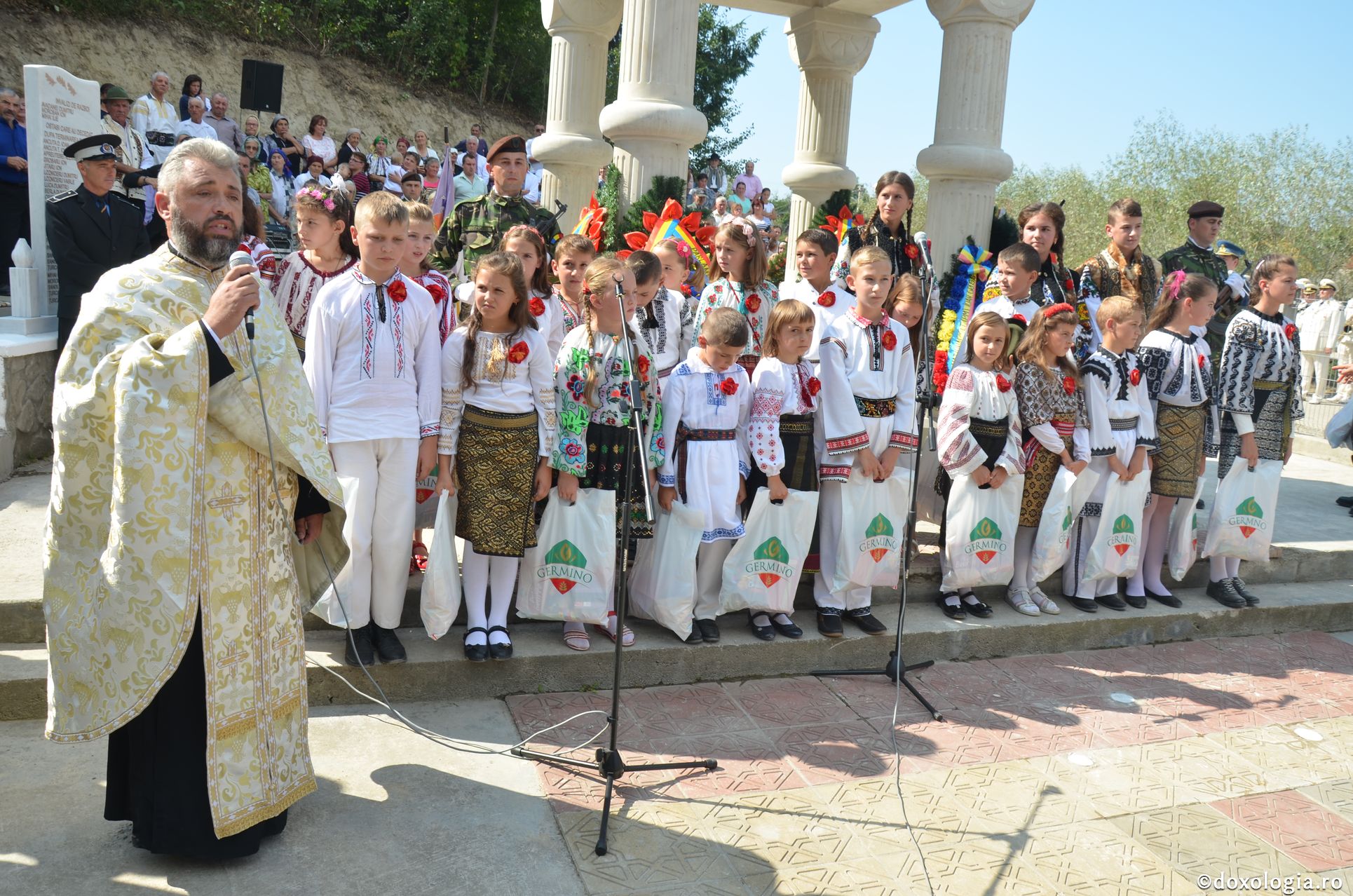 IPS Pimen a sfinţit un monument dedicat eroului Ioan Grosaru