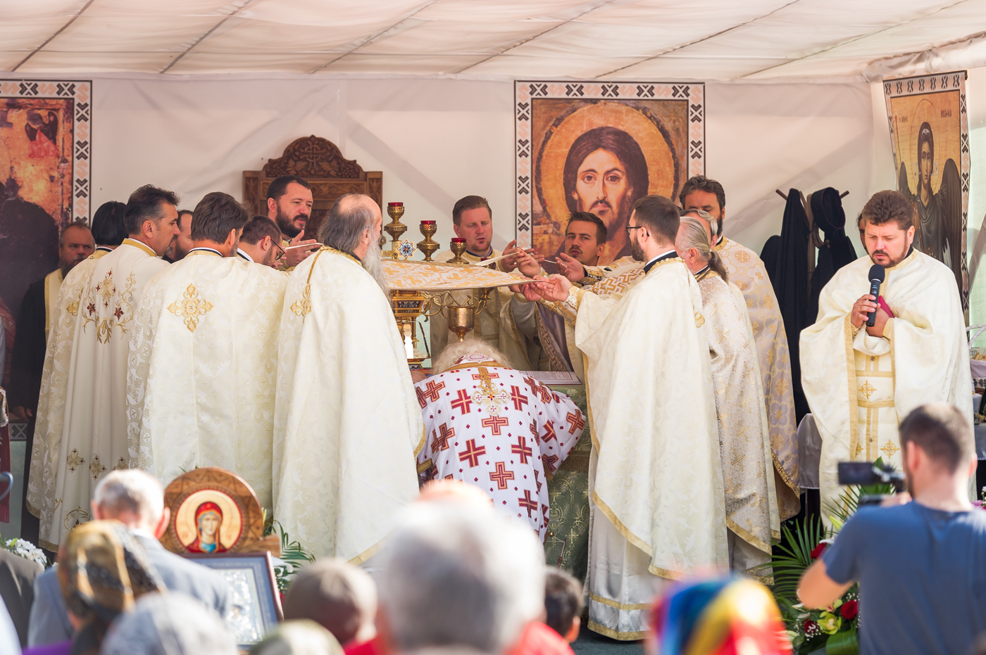 Foto: Daniel Bejenaru Sfinţire de biserică în Parohia Scoposeni