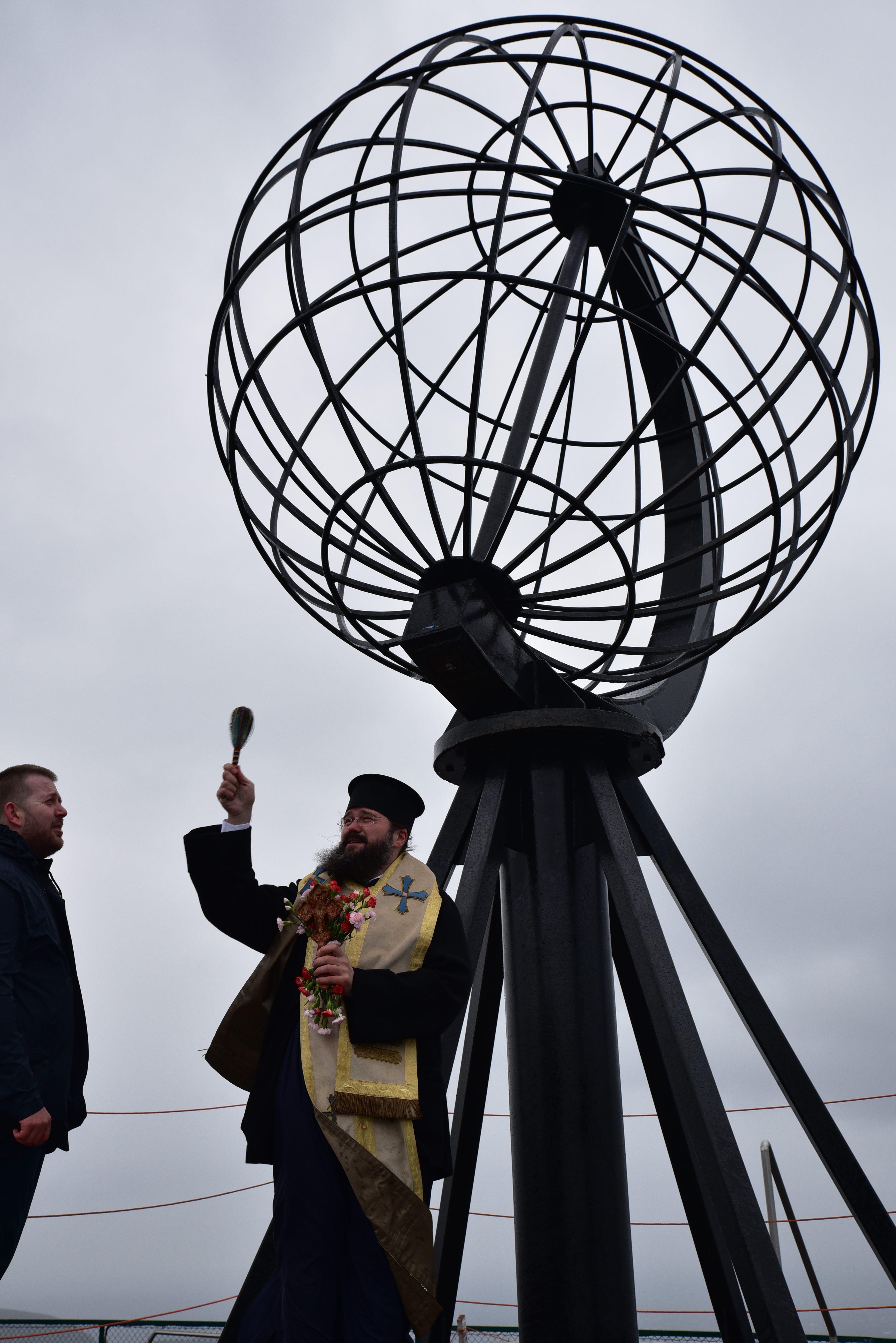 Părintele Episcop Macarie Drăgoi a înălțat Sfânta Cruce în punctul cel mai nordic al Europei (Capul Nordului, Norvegia)