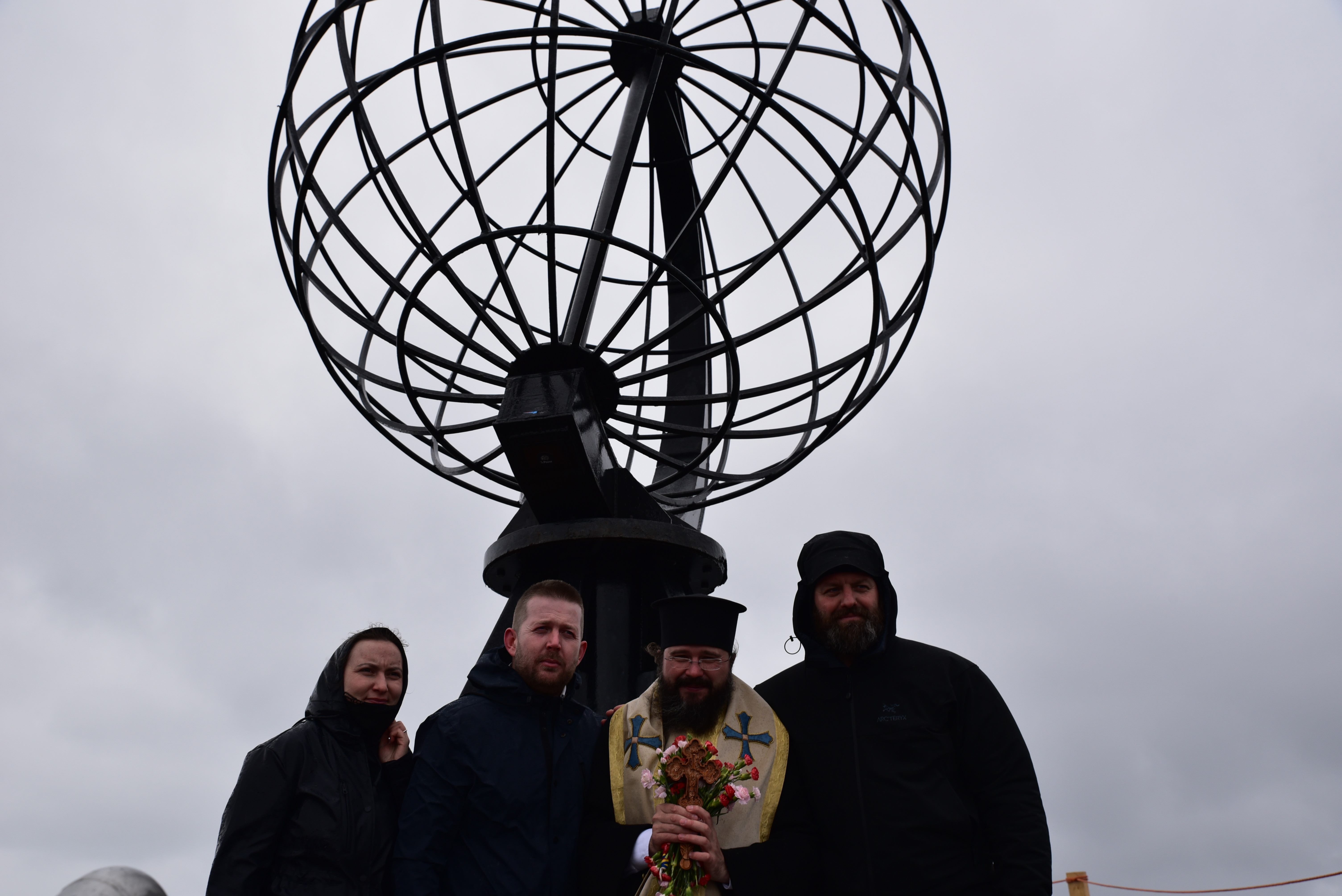 Părintele Episcop Macarie Drăgoi a înălțat Sfânta Cruce în punctul cel mai nordic al Europei (Capul Nordului, Norvegia)