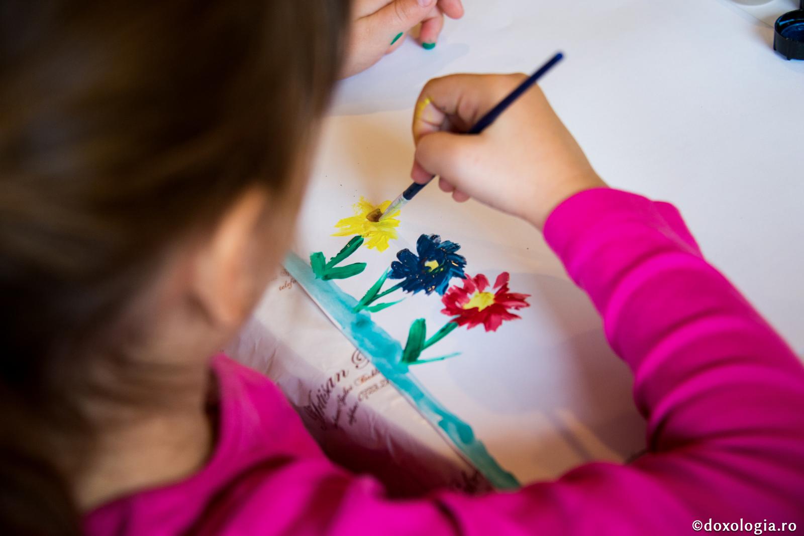 7 cuvinte ale Părintelui Patriarh Daniel despre educația copiilor / Foto: Oana Nechifor copil pictând