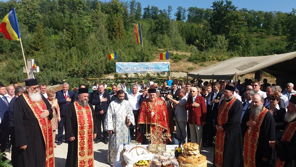 Festival tradiţional la Monumentul Eroilor de la Nemţişor