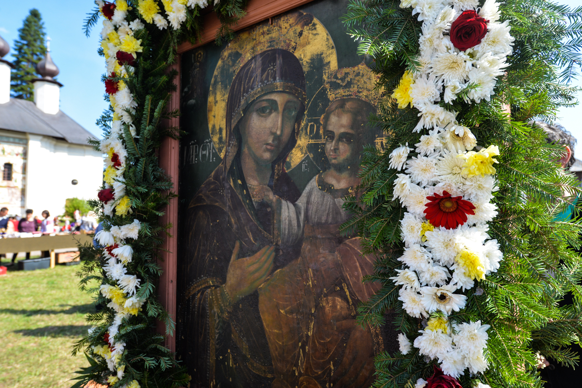 Hram la Vorona: „Să avem putere a privi chipul cel minunat al Preasfintei Născătoare de Dumnezeu”