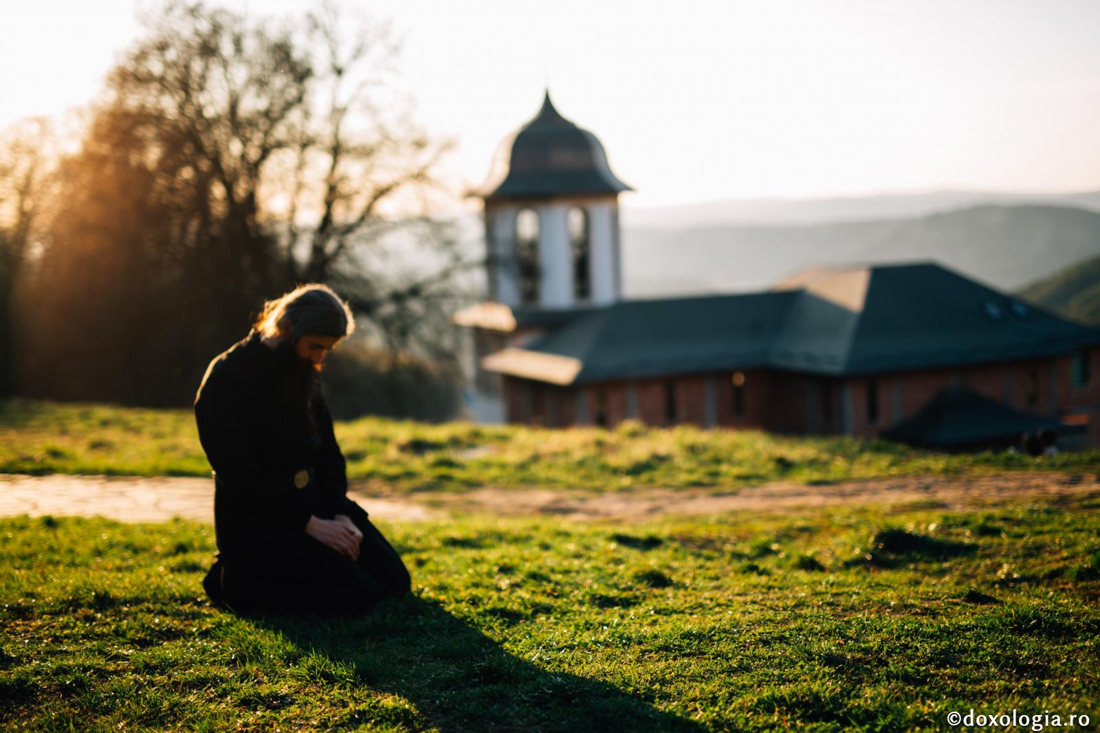 Omului îndrăgostit de Hristos nu-i place să filozofeze. Vrea numai un singur lucru – să iubească pe veci / Foto: Benedict Both călugăr stând în genunchi pe iarbă