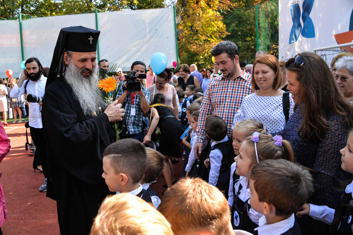 (Foto) Slujbe de binecuvântare oficiate de către Înaltpreasfințitul Mitropolit Teofan la trei unități școlare