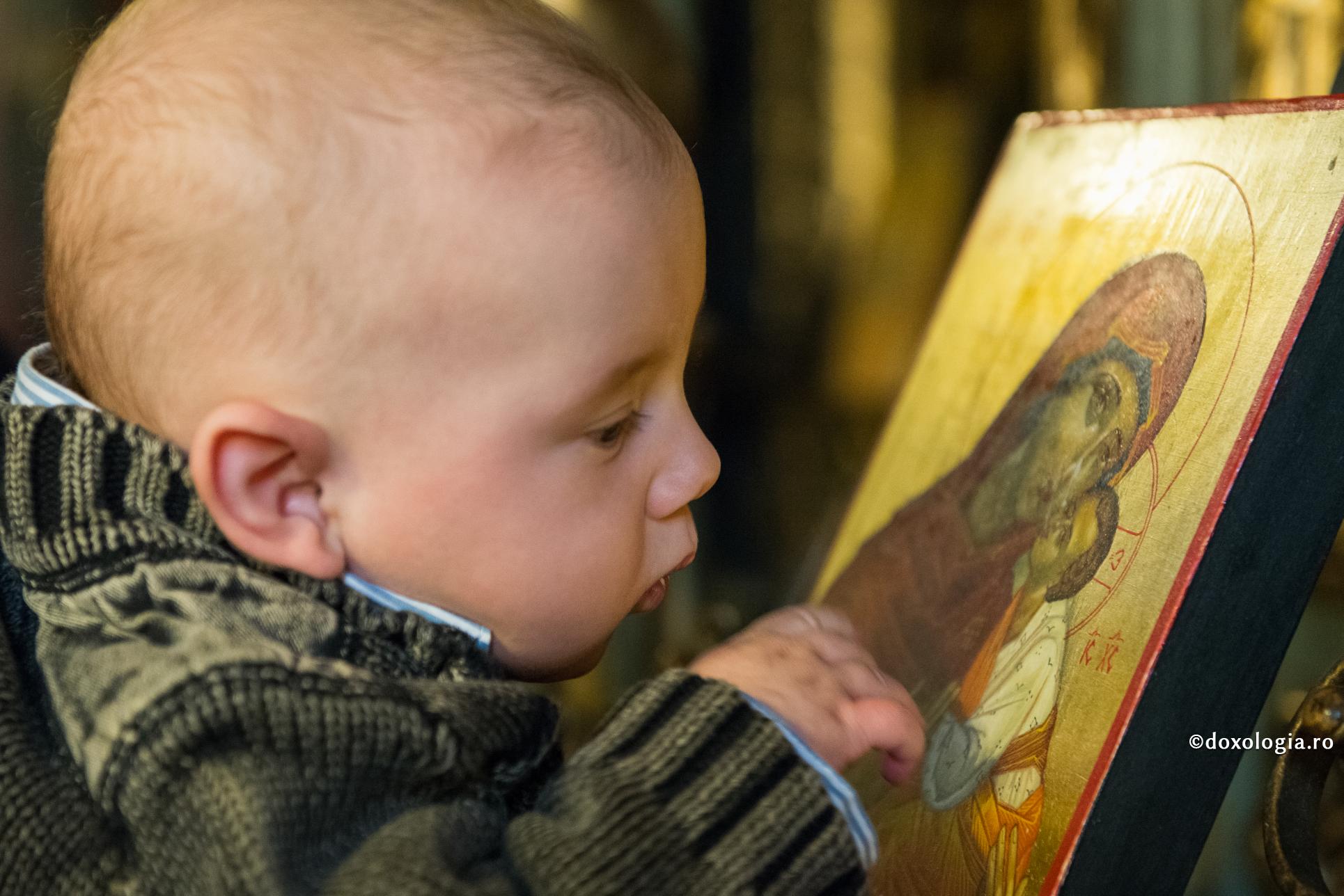 copil privind icoana Maicii Domnului