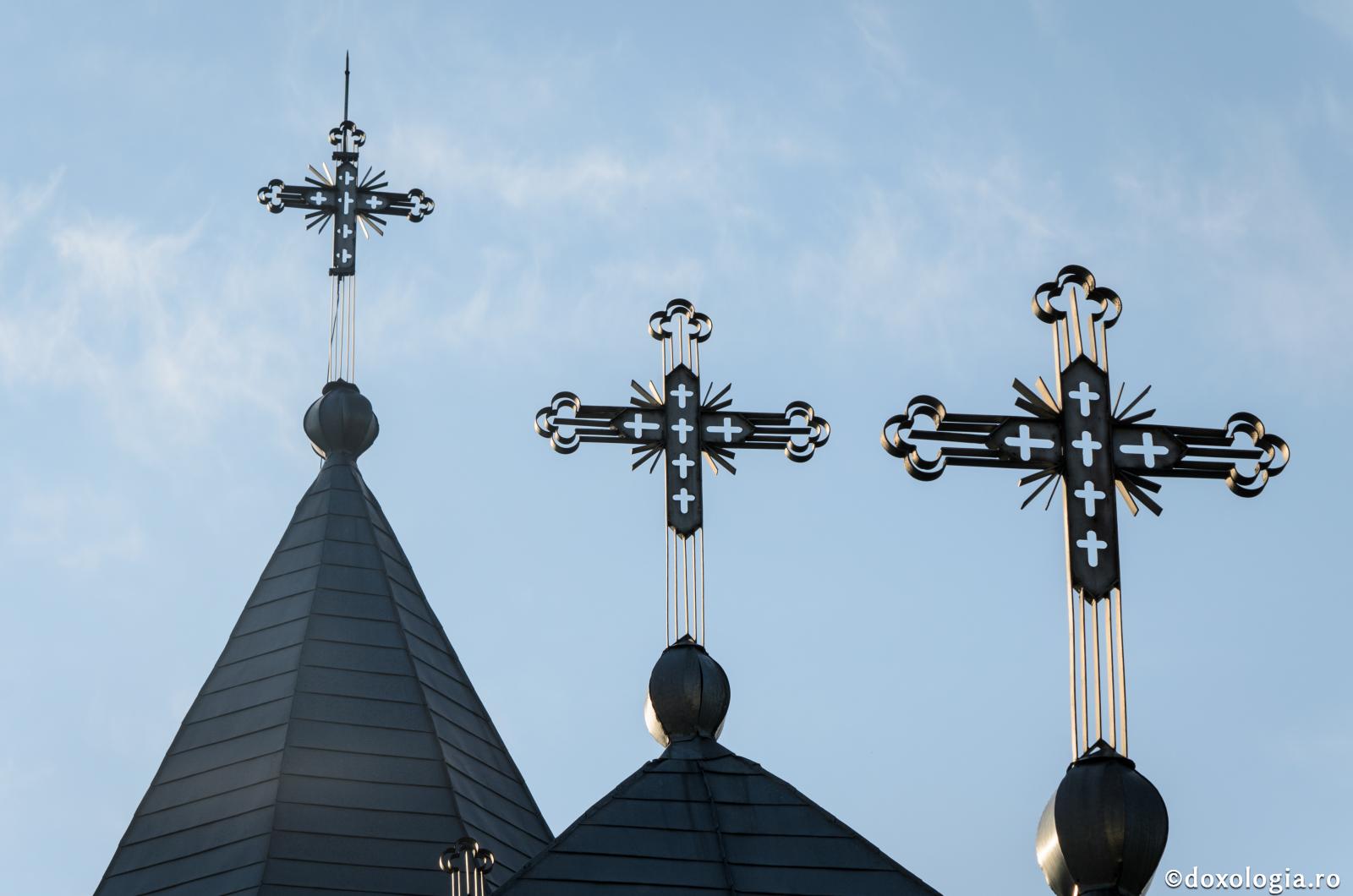 Noi, oamenii, avem trei feluri de a purta crucea