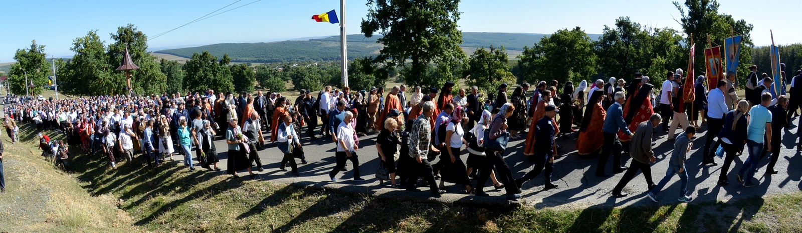 Pelerini în rugăciune la Procesiunea „Drumul Crucii“