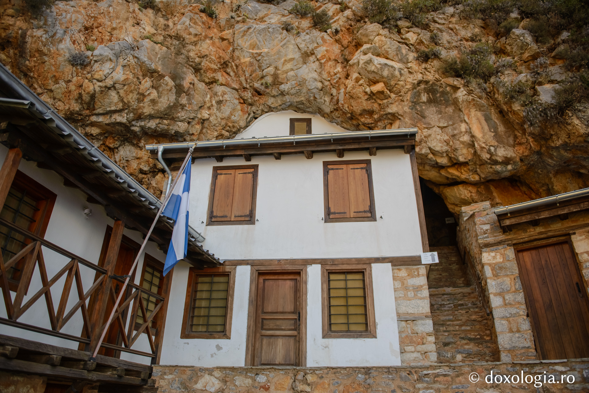 Peștera Sfântului Atanasie Athonitul