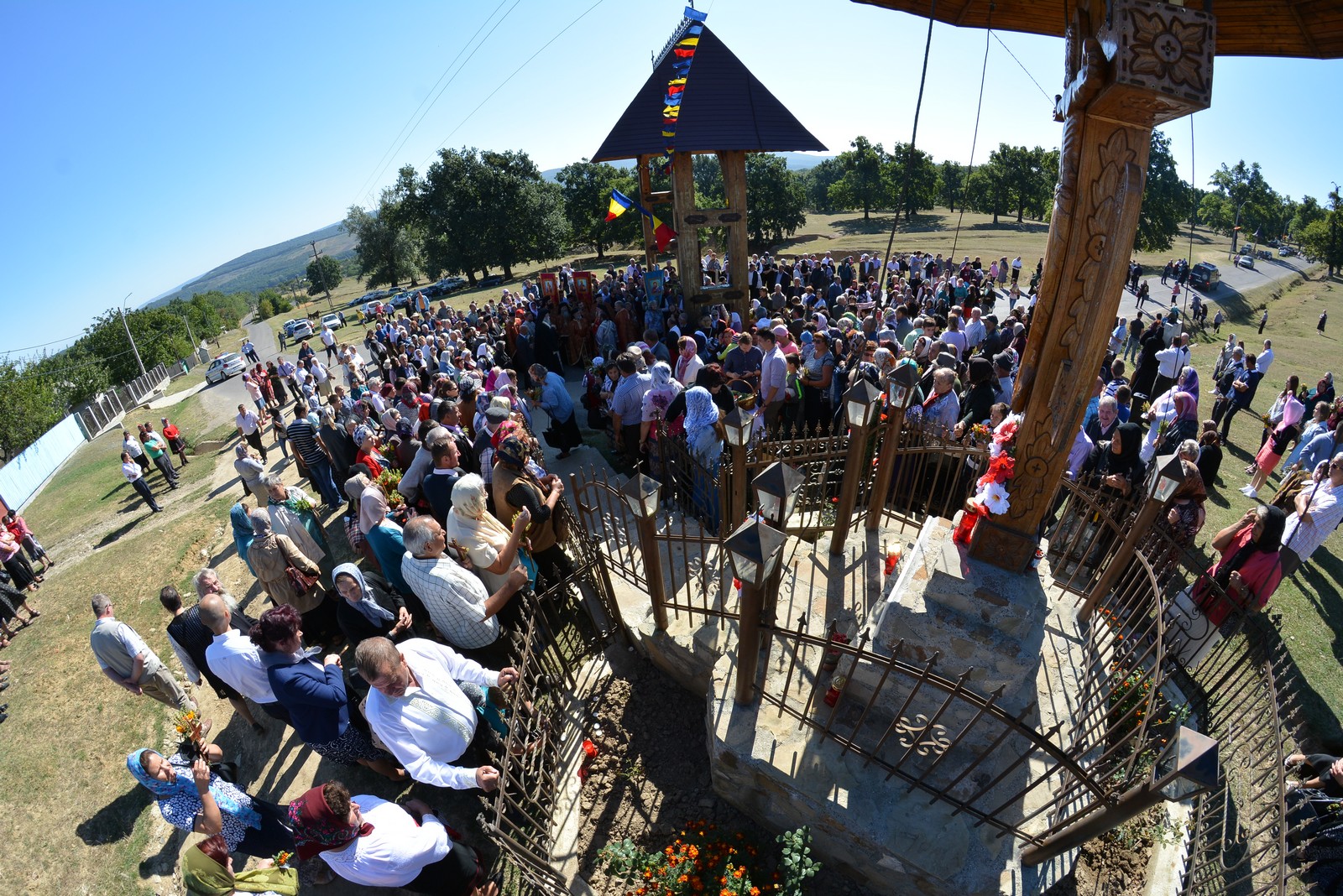 Pelerini în rugăciune la Procesiunea „Drumul Crucii“