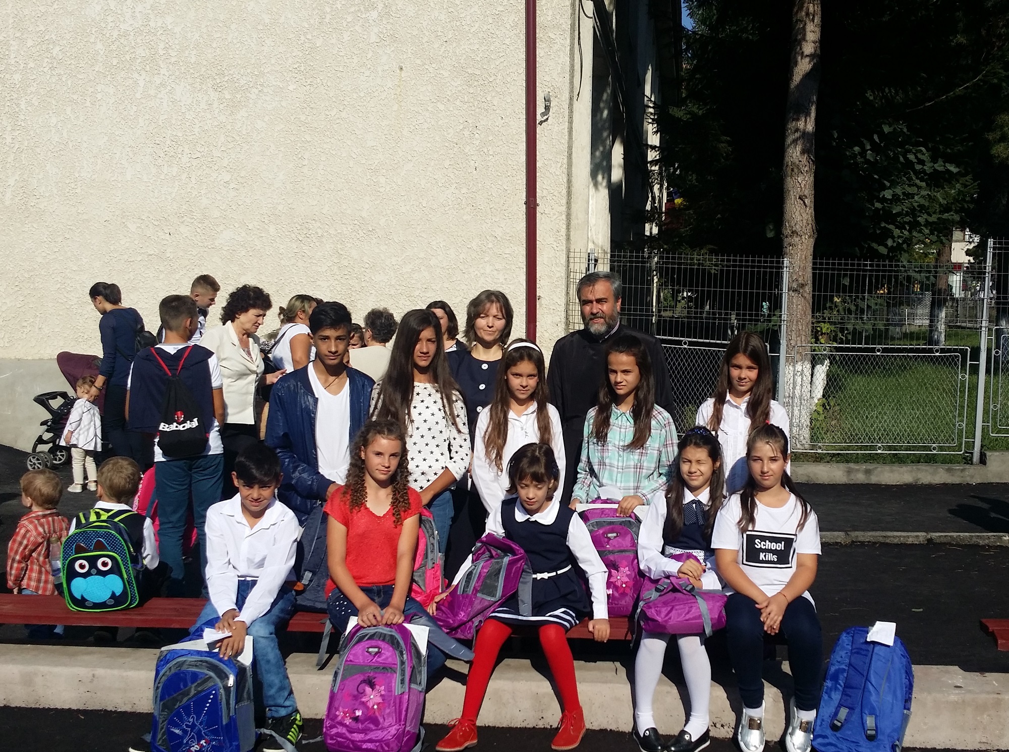 La început de an școlar, Protoieria Fălticeni a oferit rechizite școlare  elevilor cu situație materială precară La început de an școlar, Protoieria Fălticeni a oferit rechizite școlare  elevilor cu situație materială precară