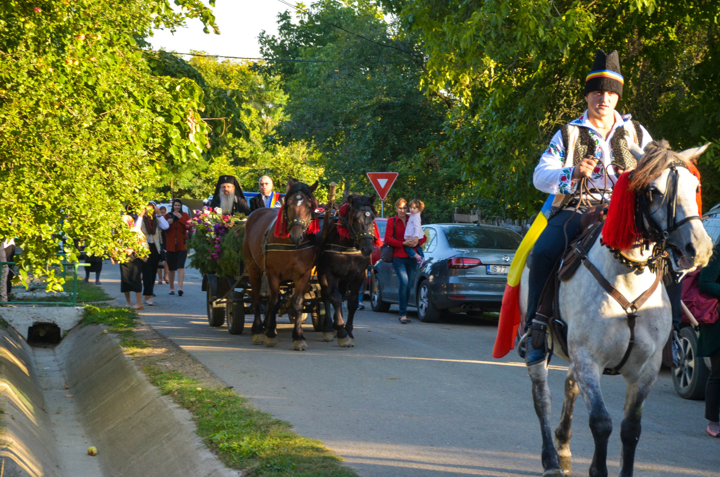 Resfințire de biserică la Corni: „Dumnezeu nu se lasă niciodată dator, ci El le răsplătește oamenilor care încearcă să împlinească cuvântul Său”
