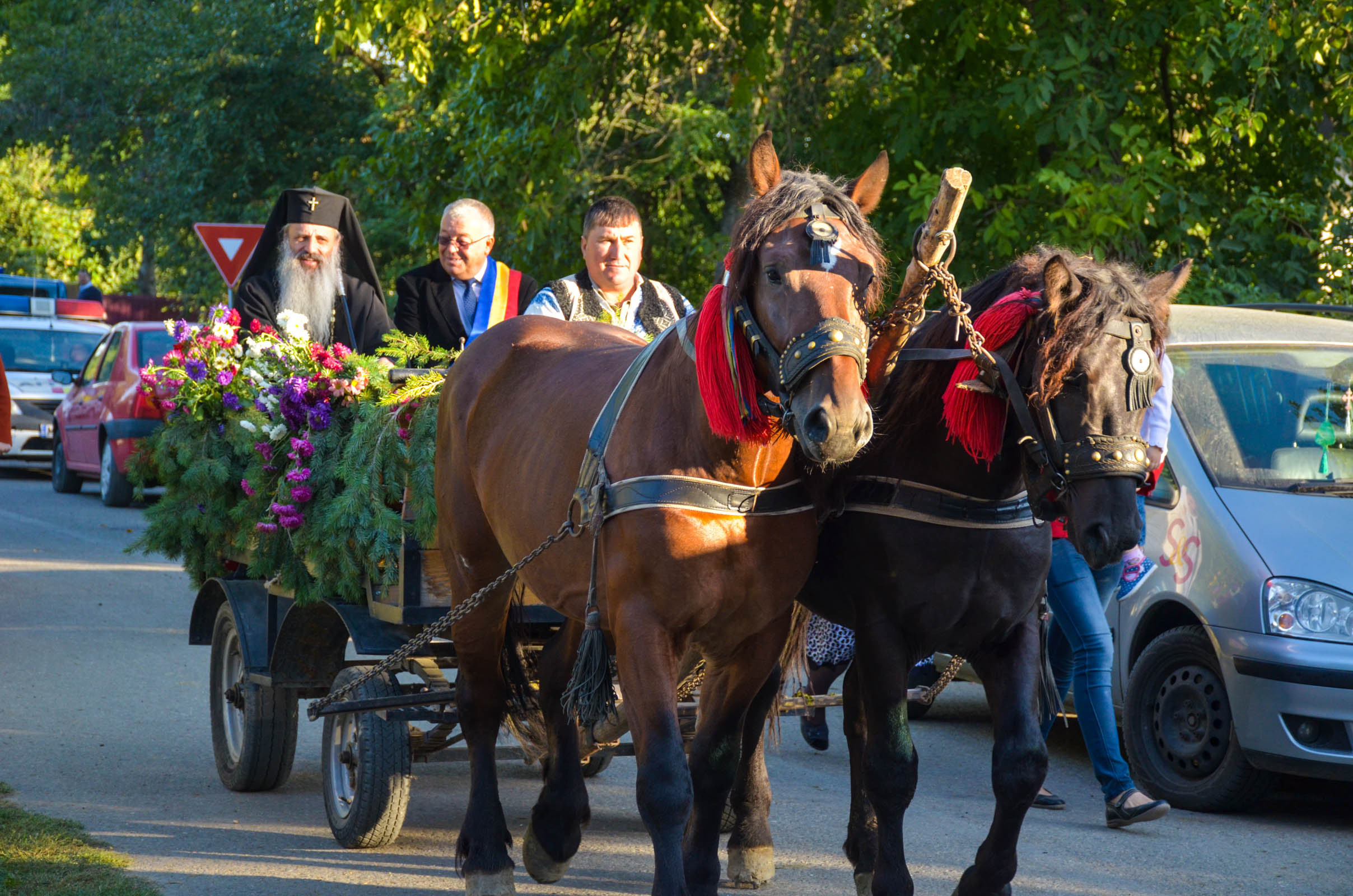 Resfințire de biserică la Corni: „Dumnezeu nu se lasă niciodată dator, ci El le răsplătește oamenilor care încearcă să împlinească cuvântul Său”