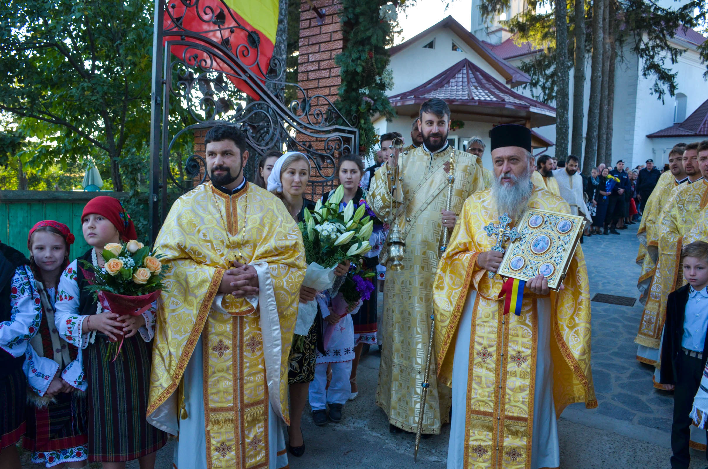 Resfințire de biserică la Corni: „Dumnezeu nu se lasă niciodată dator, ci El le răsplătește oamenilor care încearcă să împlinească cuvântul Său”