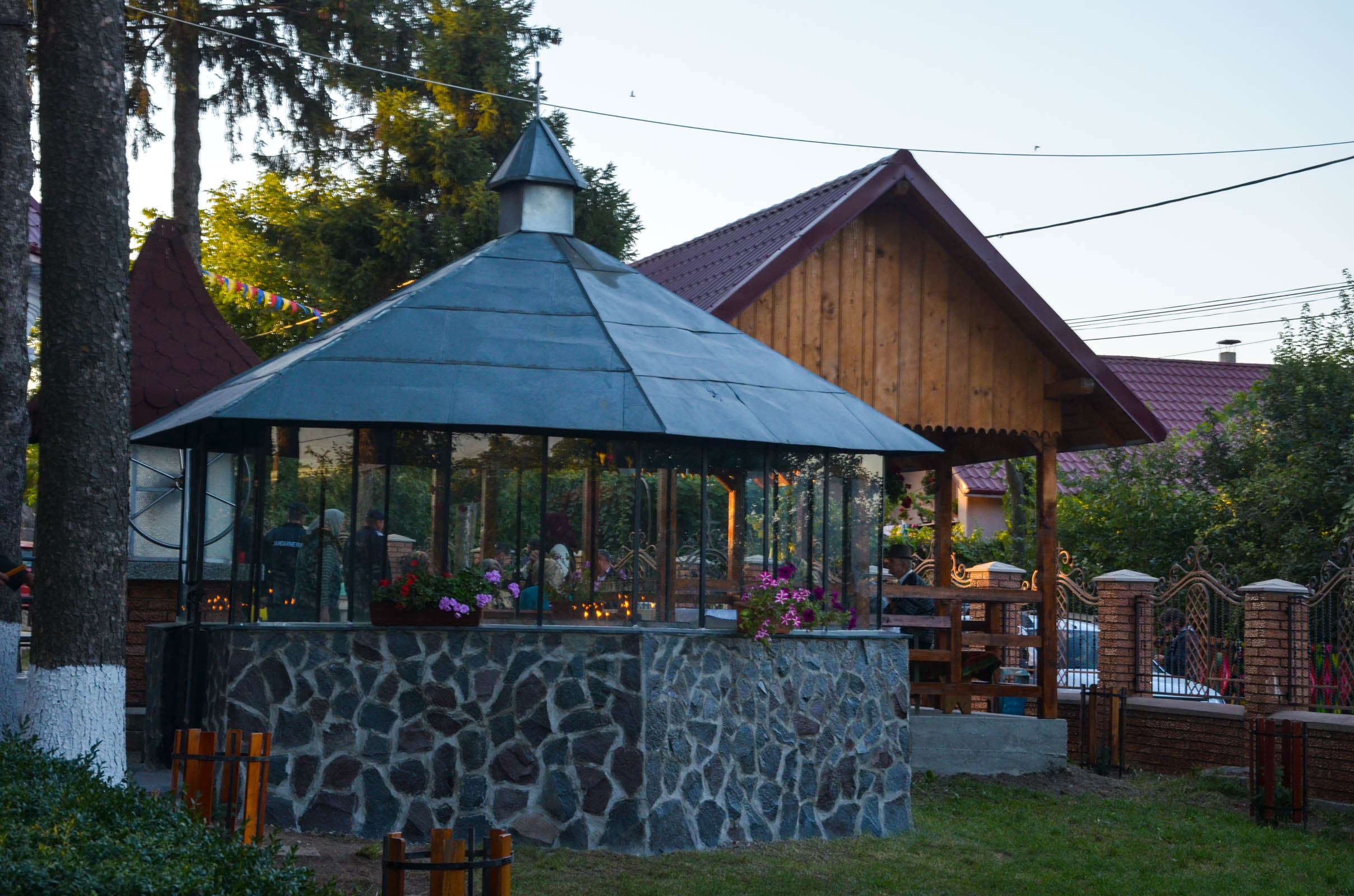 Resfințire de biserică la Corni: „Dumnezeu nu se lasă niciodată dator, ci El le răsplătește oamenilor care încearcă să împlinească cuvântul Său”