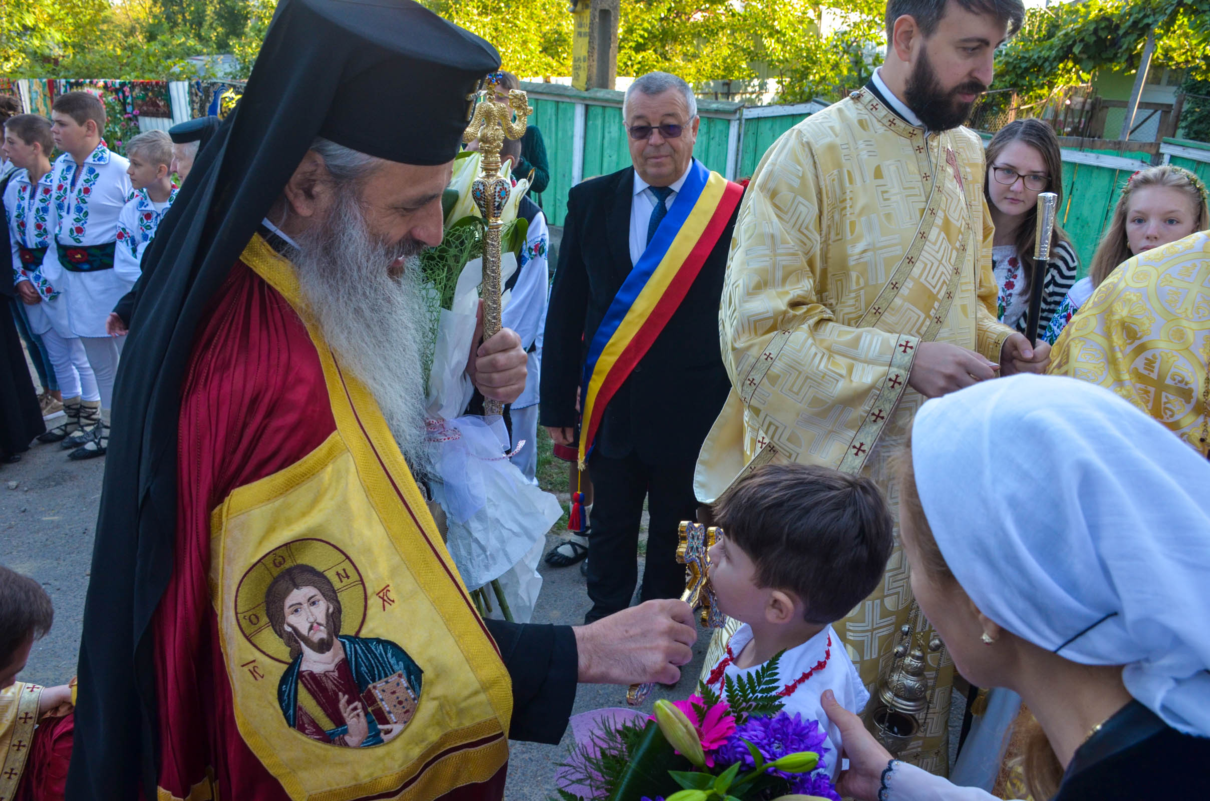 Resfințire de biserică la Corni: „Dumnezeu nu se lasă niciodată dator, ci El le răsplătește oamenilor care încearcă să împlinească cuvântul Său”