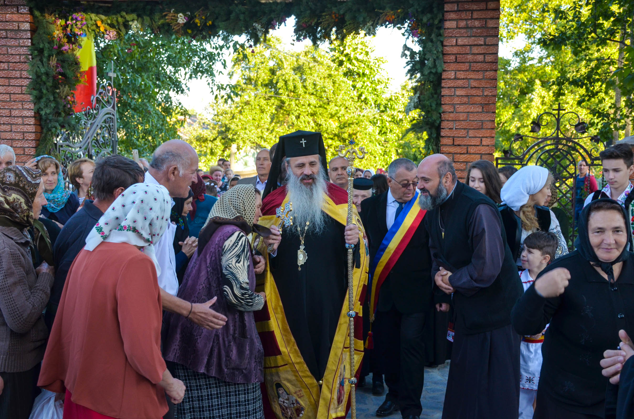 Resfințire de biserică la Corni: „Dumnezeu nu se lasă niciodată dator, ci El le răsplătește oamenilor care încearcă să împlinească cuvântul Său”