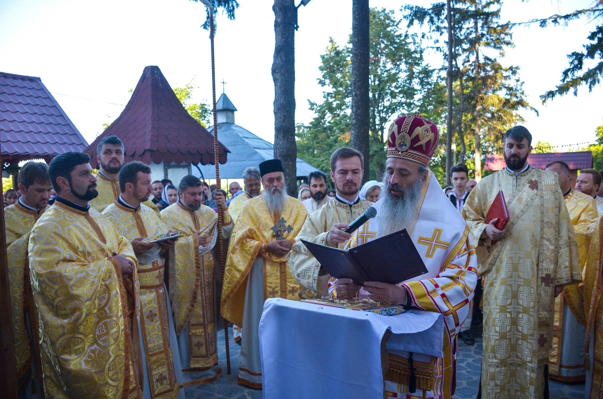 Resfințire de biserică la Corni: „Dumnezeu nu se lasă niciodată dator, ci El le răsplătește oamenilor care încearcă să împlinească cuvântul Său”