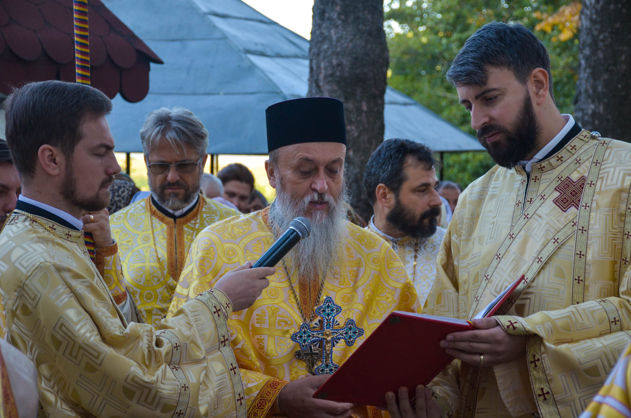 Resfințire de biserică la Corni: „Dumnezeu nu se lasă niciodată dator, ci El le răsplătește oamenilor care încearcă să împlinească cuvântul Său”