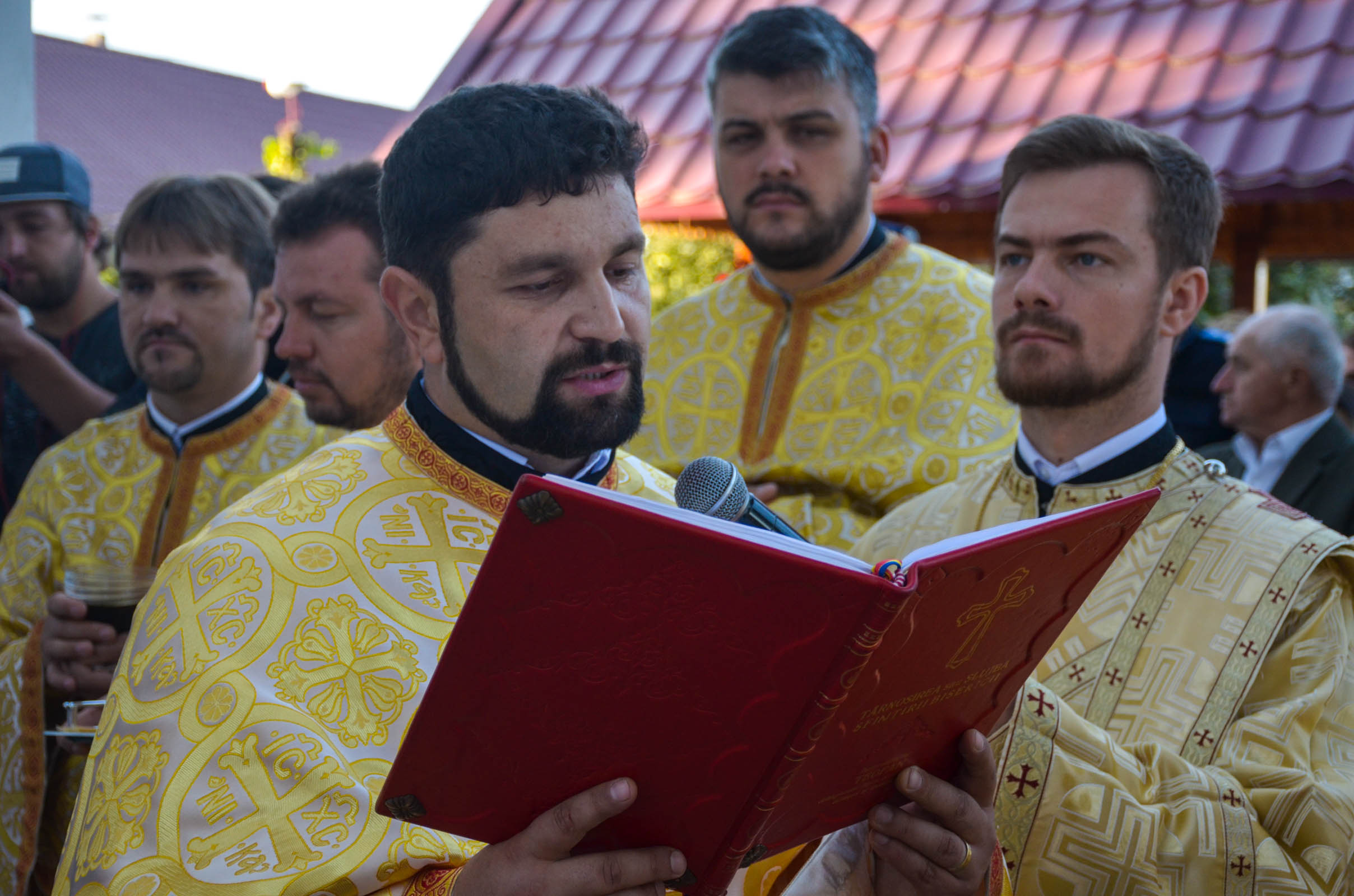 Resfințire de biserică la Corni: „Dumnezeu nu se lasă niciodată dator, ci El le răsplătește oamenilor care încearcă să împlinească cuvântul Său”