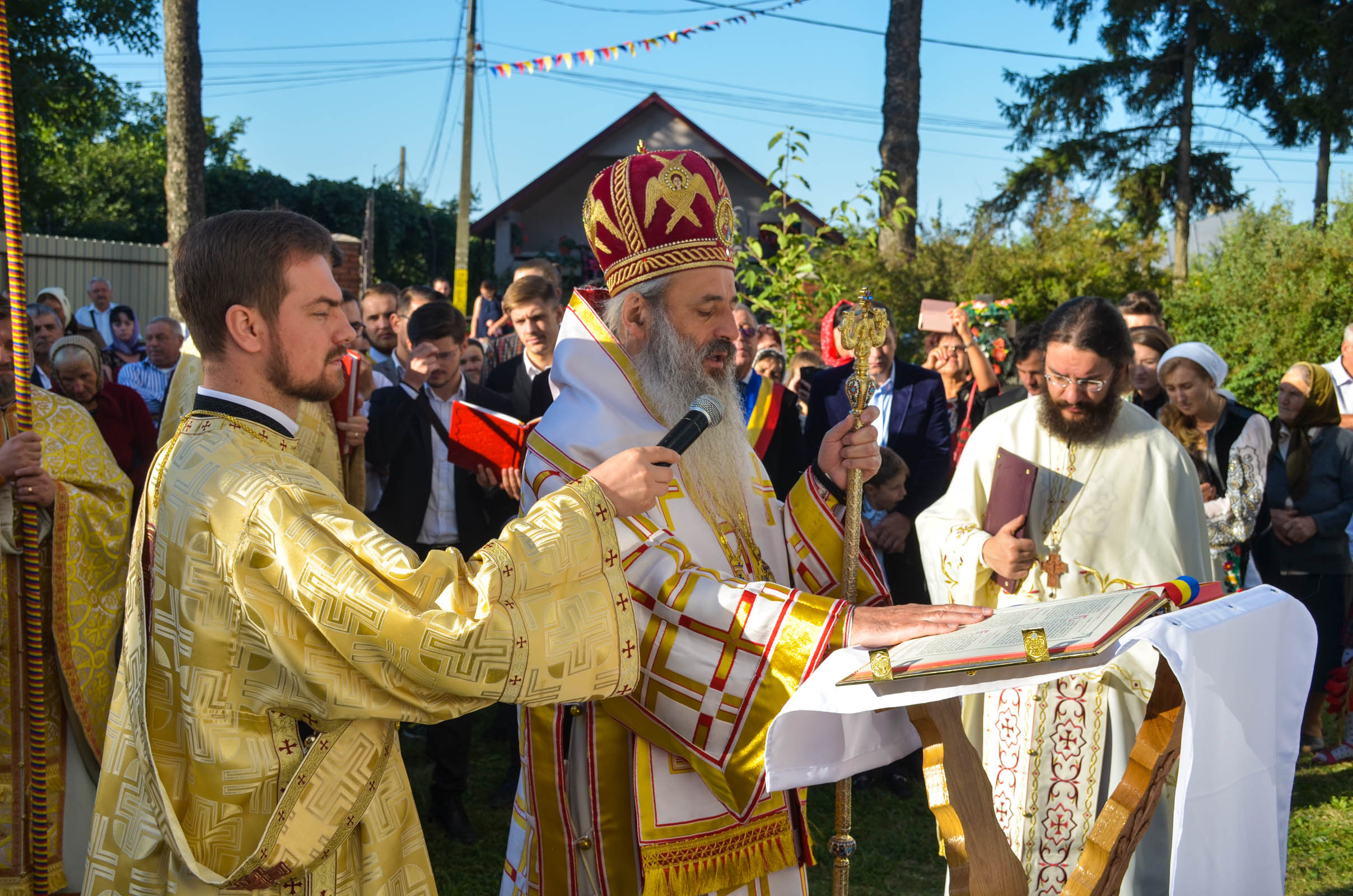Resfințire de biserică la Corni: „Dumnezeu nu se lasă niciodată dator, ci El le răsplătește oamenilor care încearcă să împlinească cuvântul Său”