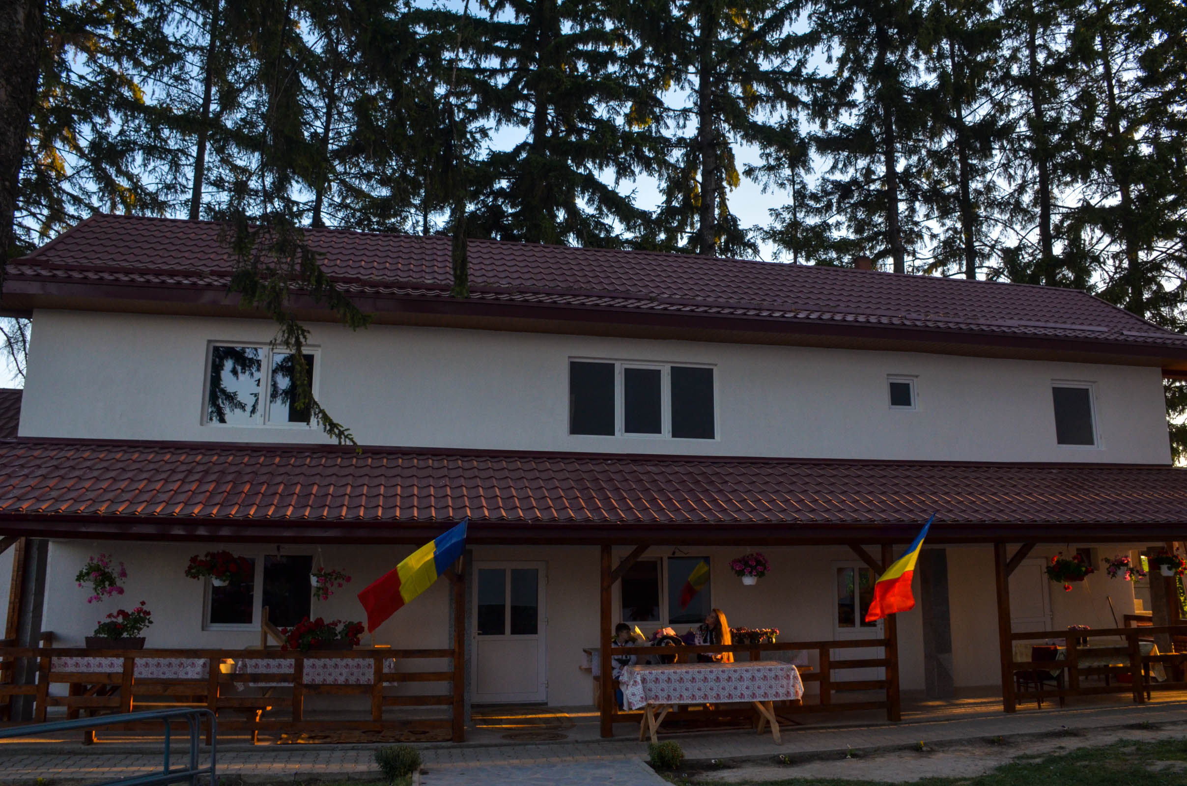 Resfințire de biserică la Corni: „Dumnezeu nu se lasă niciodată dator, ci El le răsplătește oamenilor care încearcă să împlinească cuvântul Său”