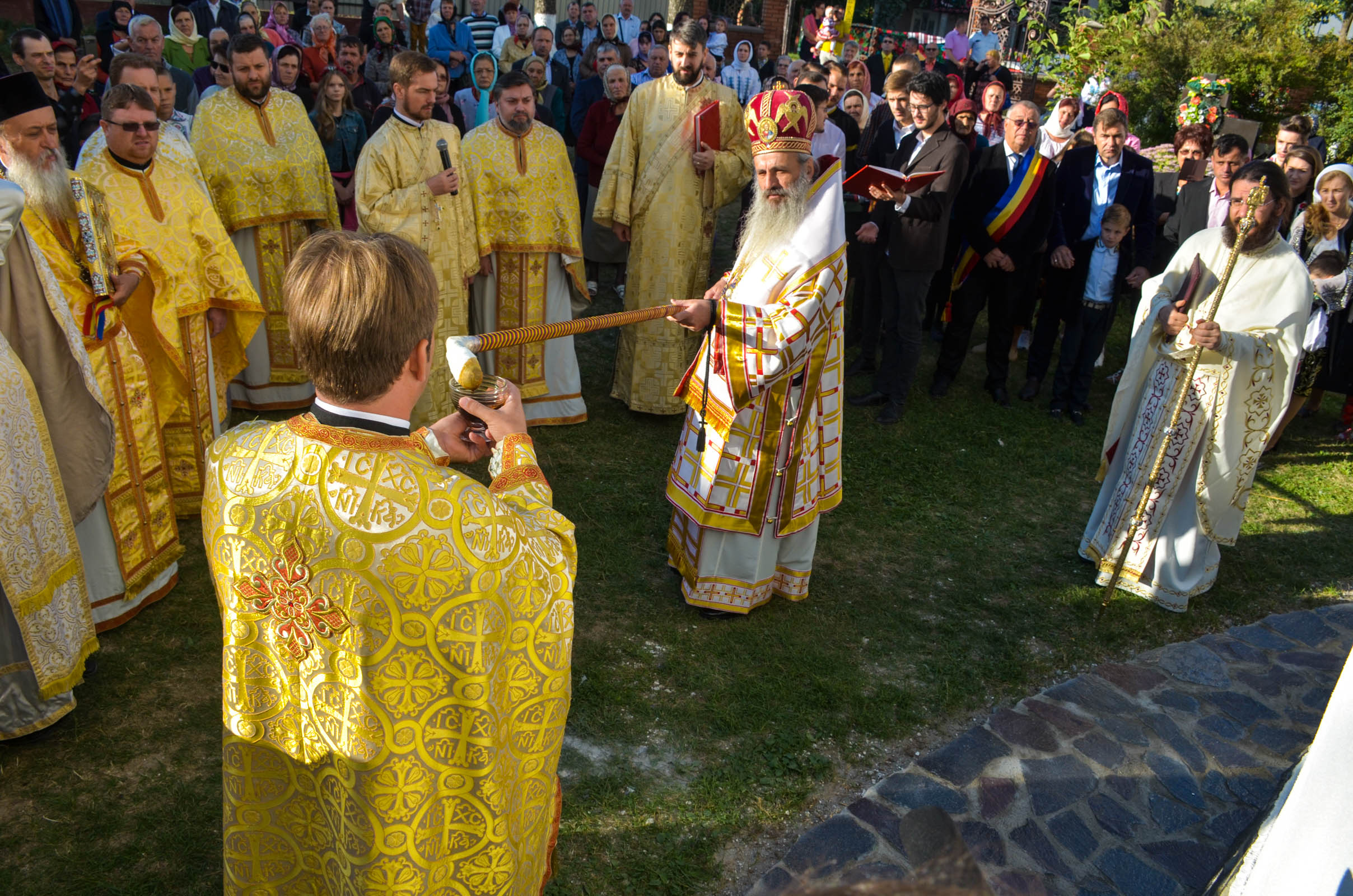 Resfințire de biserică la Corni: „Dumnezeu nu se lasă niciodată dator, ci El le răsplătește oamenilor care încearcă să împlinească cuvântul Său”