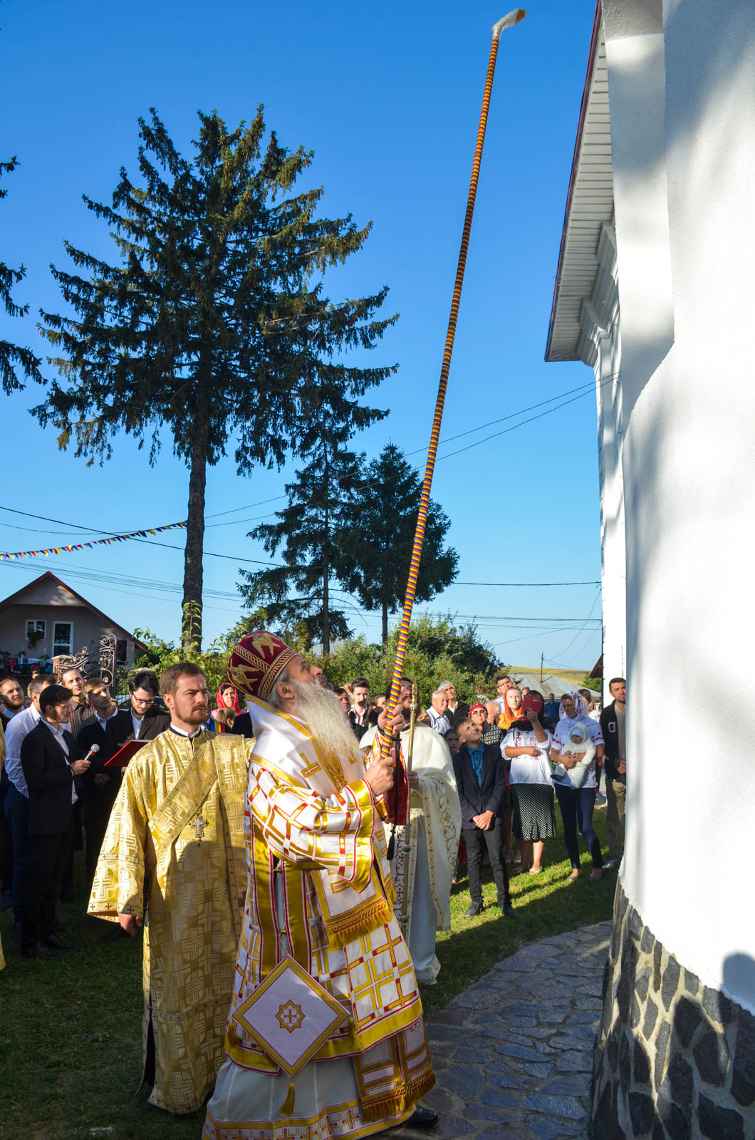 Resfințire de biserică la Corni: „Dumnezeu nu se lasă niciodată dator, ci El le răsplătește oamenilor care încearcă să împlinească cuvântul Său”