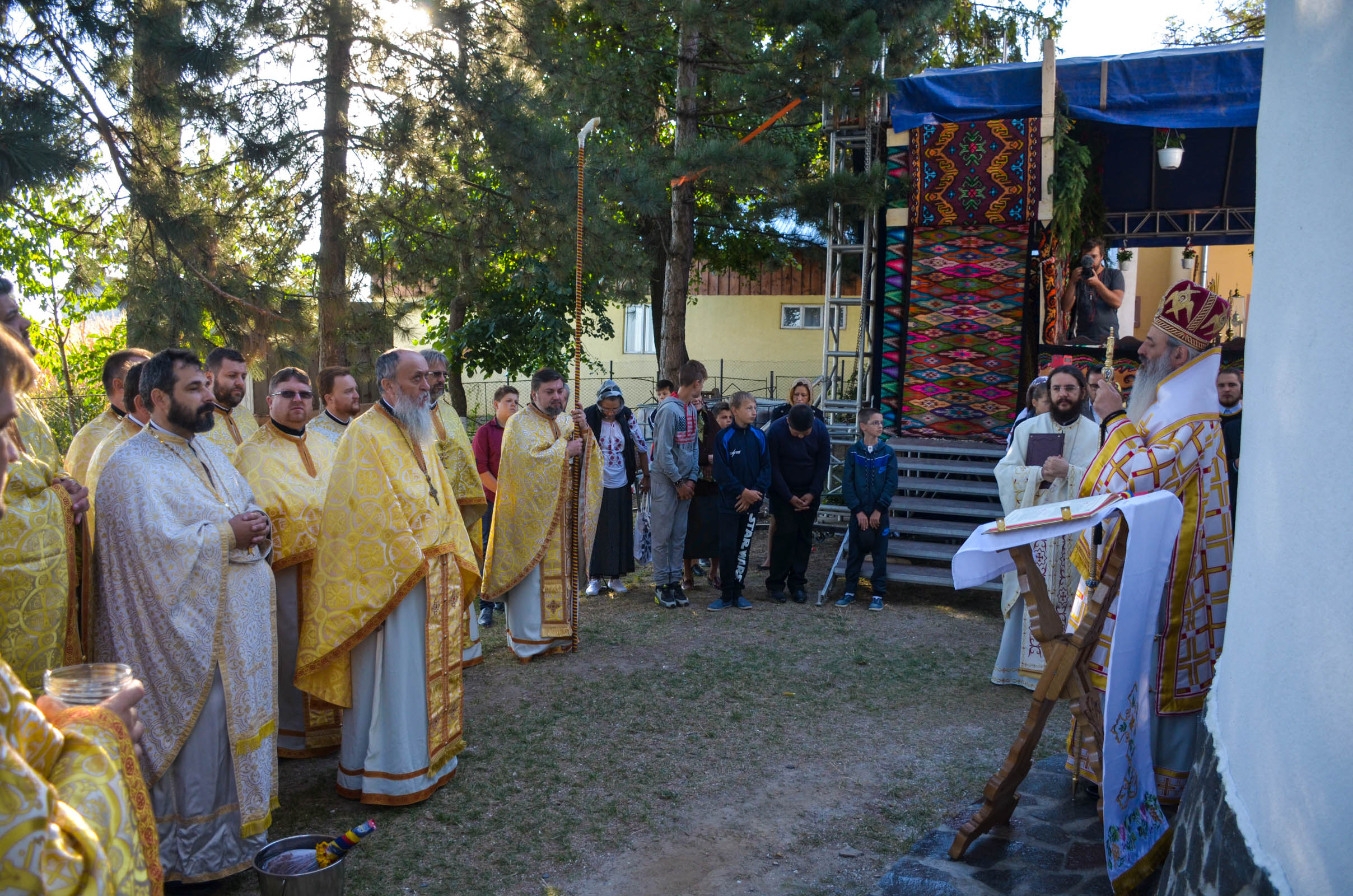 Resfințire de biserică la Corni: „Dumnezeu nu se lasă niciodată dator, ci El le răsplătește oamenilor care încearcă să împlinească cuvântul Său”