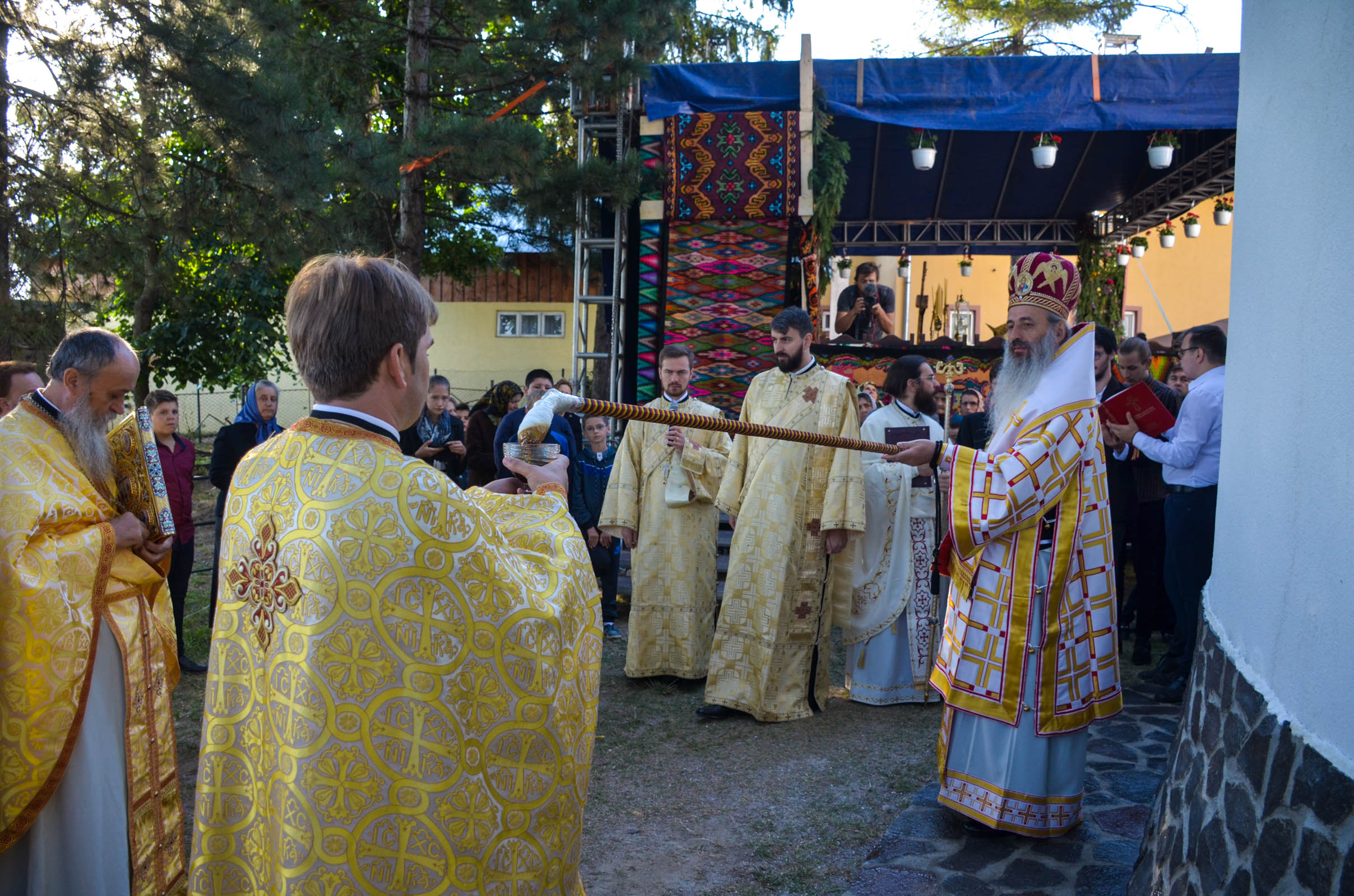 Resfințire de biserică la Corni: „Dumnezeu nu se lasă niciodată dator, ci El le răsplătește oamenilor care încearcă să împlinească cuvântul Său”