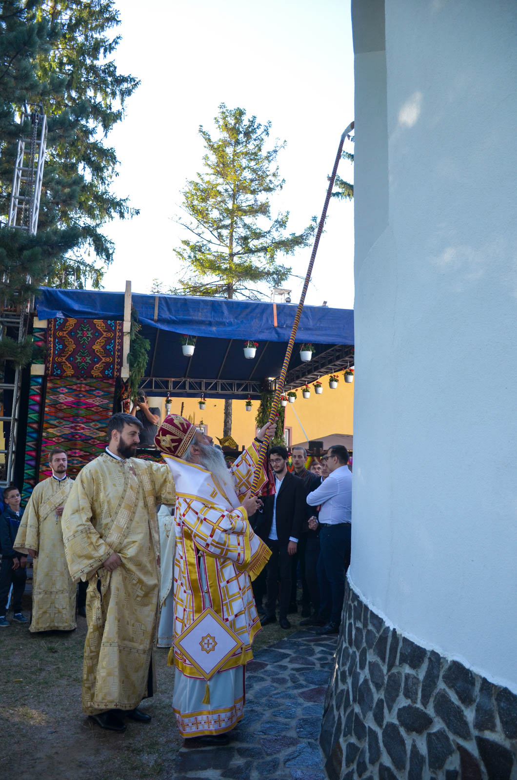 Resfințire de biserică la Corni: „Dumnezeu nu se lasă niciodată dator, ci El le răsplătește oamenilor care încearcă să împlinească cuvântul Său”