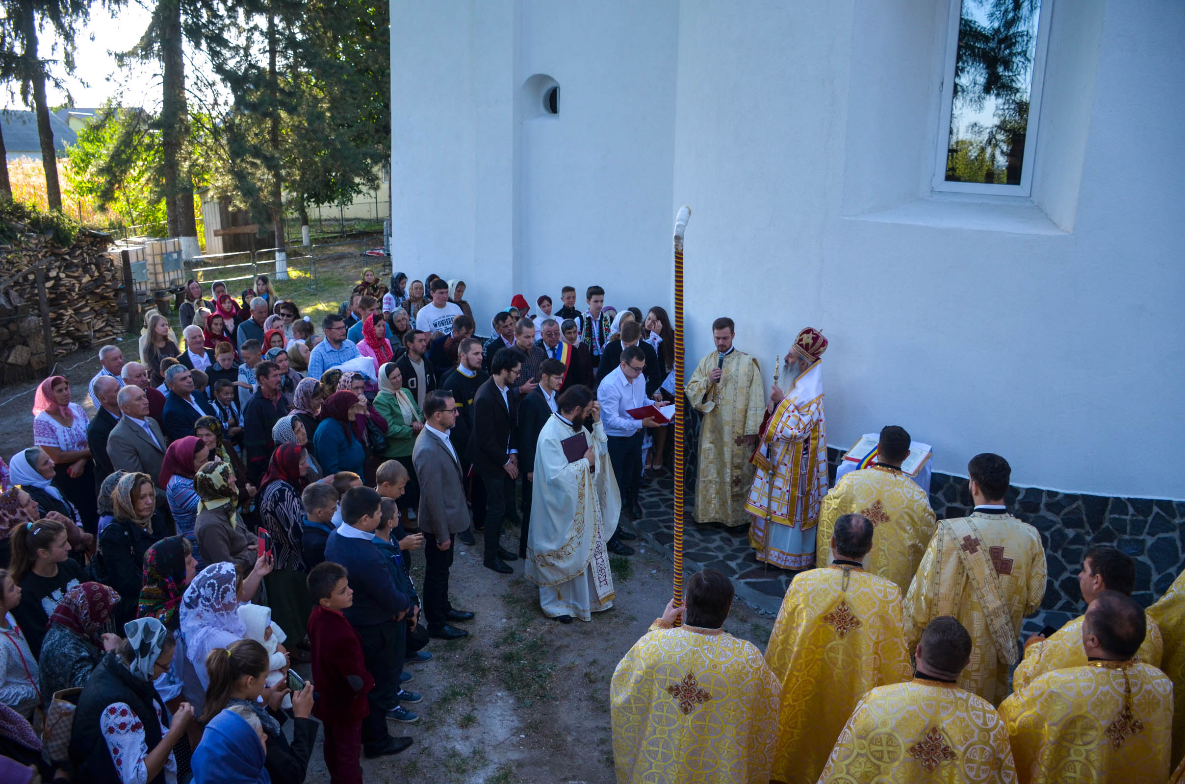 Resfințire de biserică la Corni: „Dumnezeu nu se lasă niciodată dator, ci El le răsplătește oamenilor care încearcă să împlinească cuvântul Său”