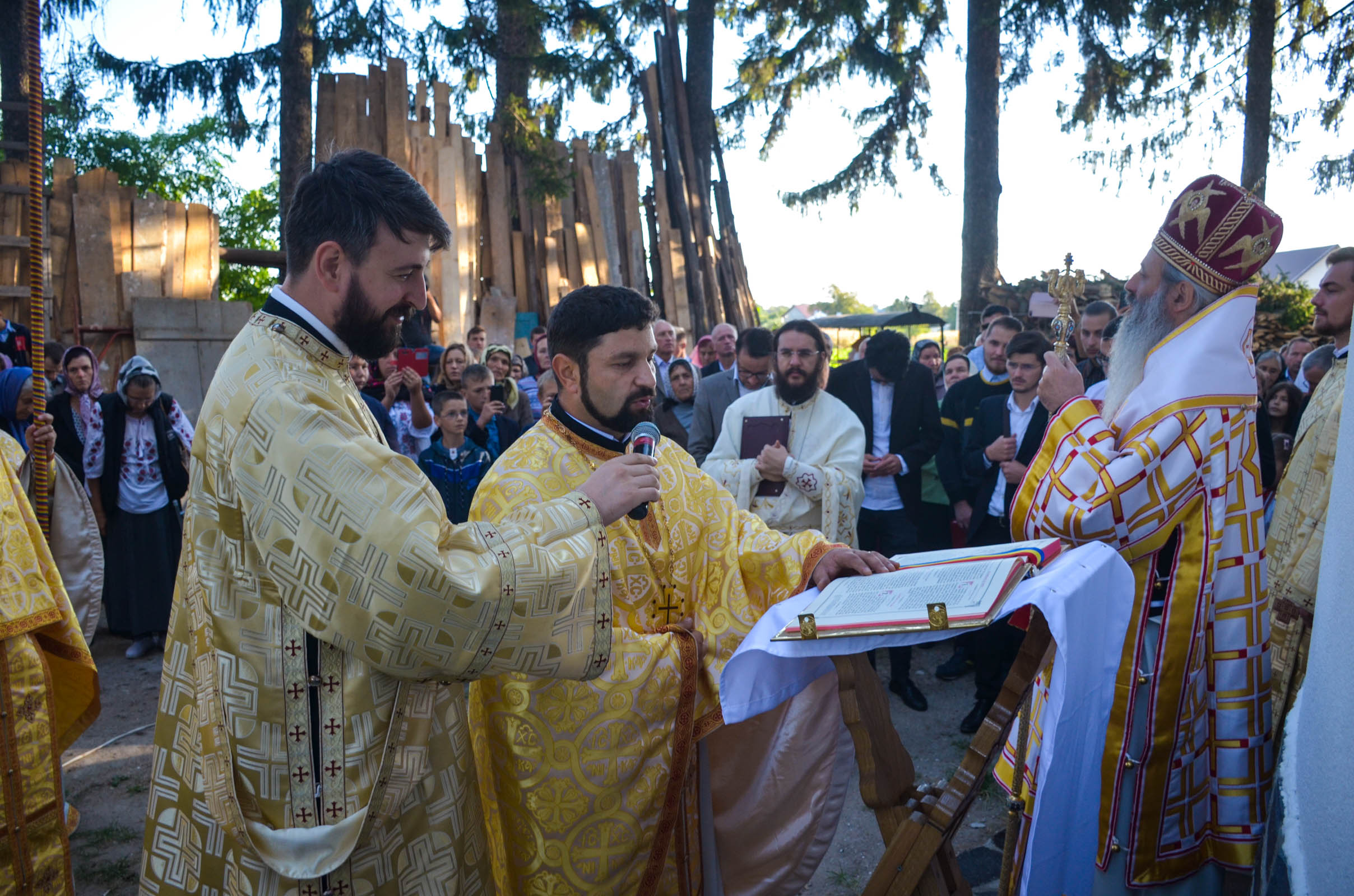Resfințire de biserică la Corni: „Dumnezeu nu se lasă niciodată dator, ci El le răsplătește oamenilor care încearcă să împlinească cuvântul Său”