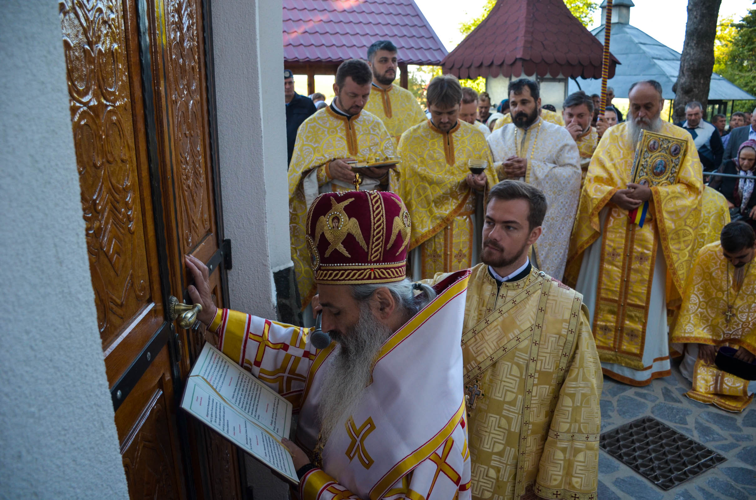 Resfințire de biserică la Corni: „Dumnezeu nu se lasă niciodată dator, ci El le răsplătește oamenilor care încearcă să împlinească cuvântul Său”