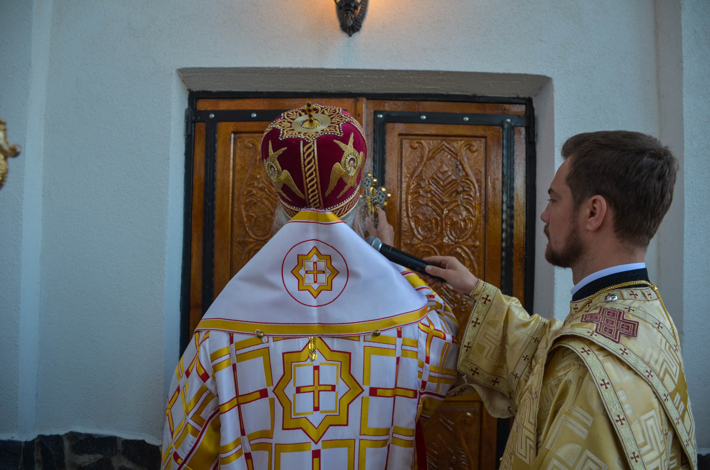 Resfințire de biserică la Corni: „Dumnezeu nu se lasă niciodată dator, ci El le răsplătește oamenilor care încearcă să împlinească cuvântul Său”