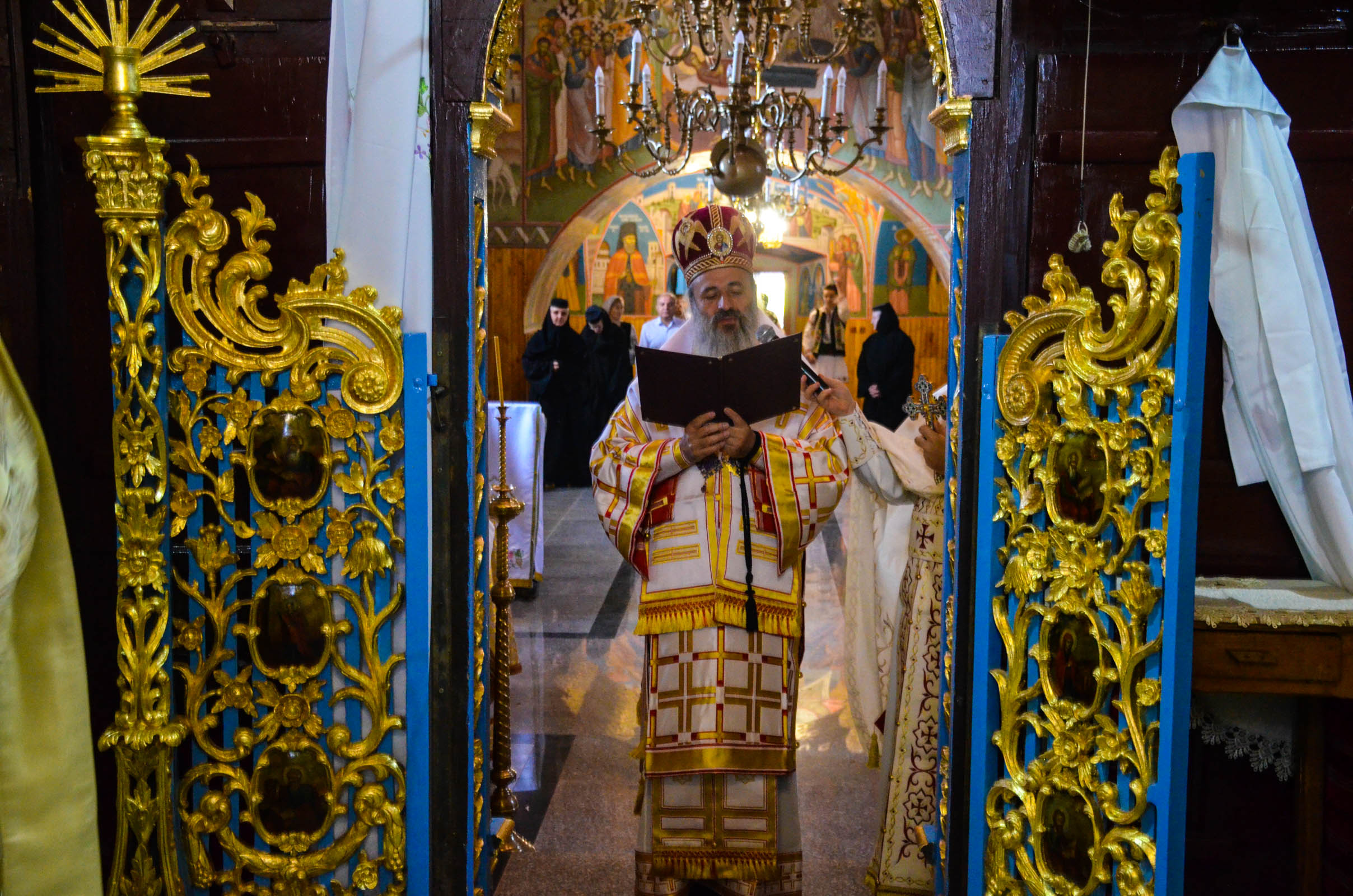 Resfințire de biserică la Corni: „Dumnezeu nu se lasă niciodată dator, ci El le răsplătește oamenilor care încearcă să împlinească cuvântul Său”