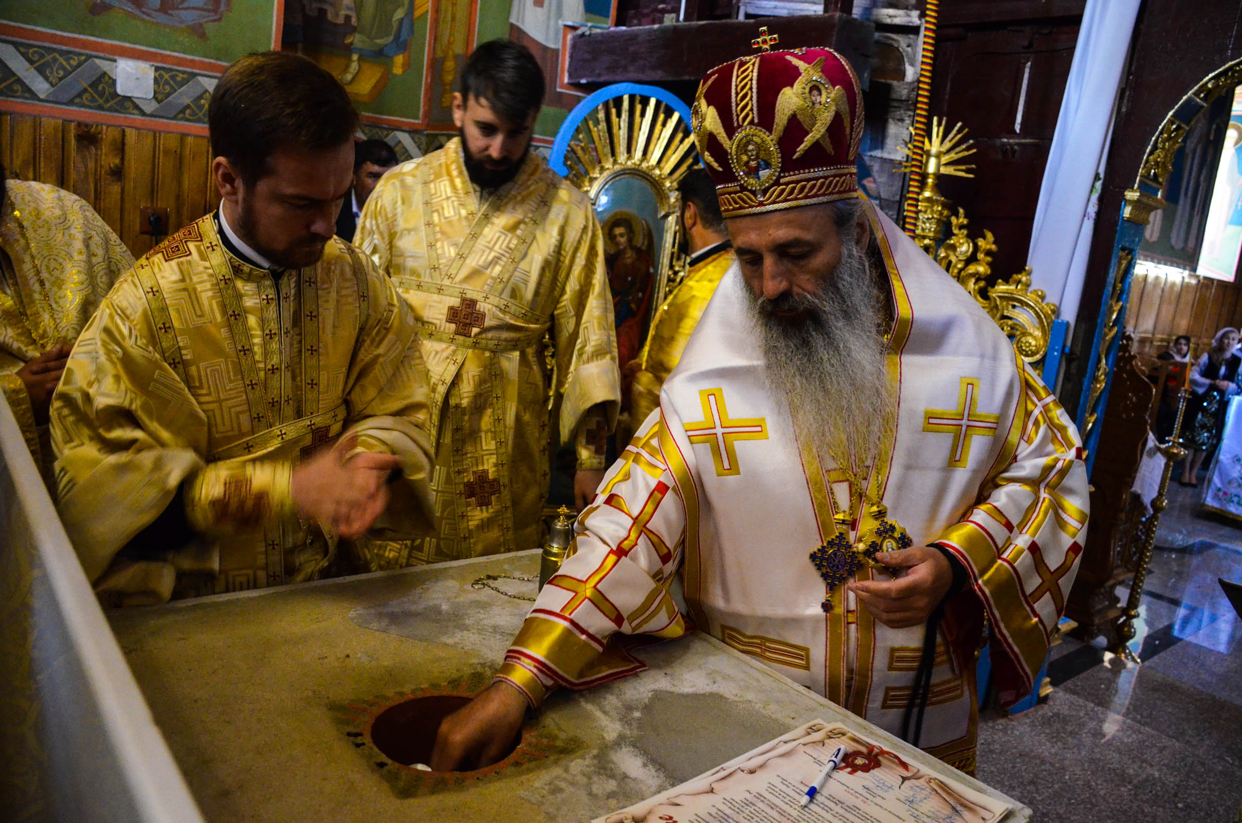 Resfințire de biserică la Corni: „Dumnezeu nu se lasă niciodată dator, ci El le răsplătește oamenilor care încearcă să împlinească cuvântul Său”