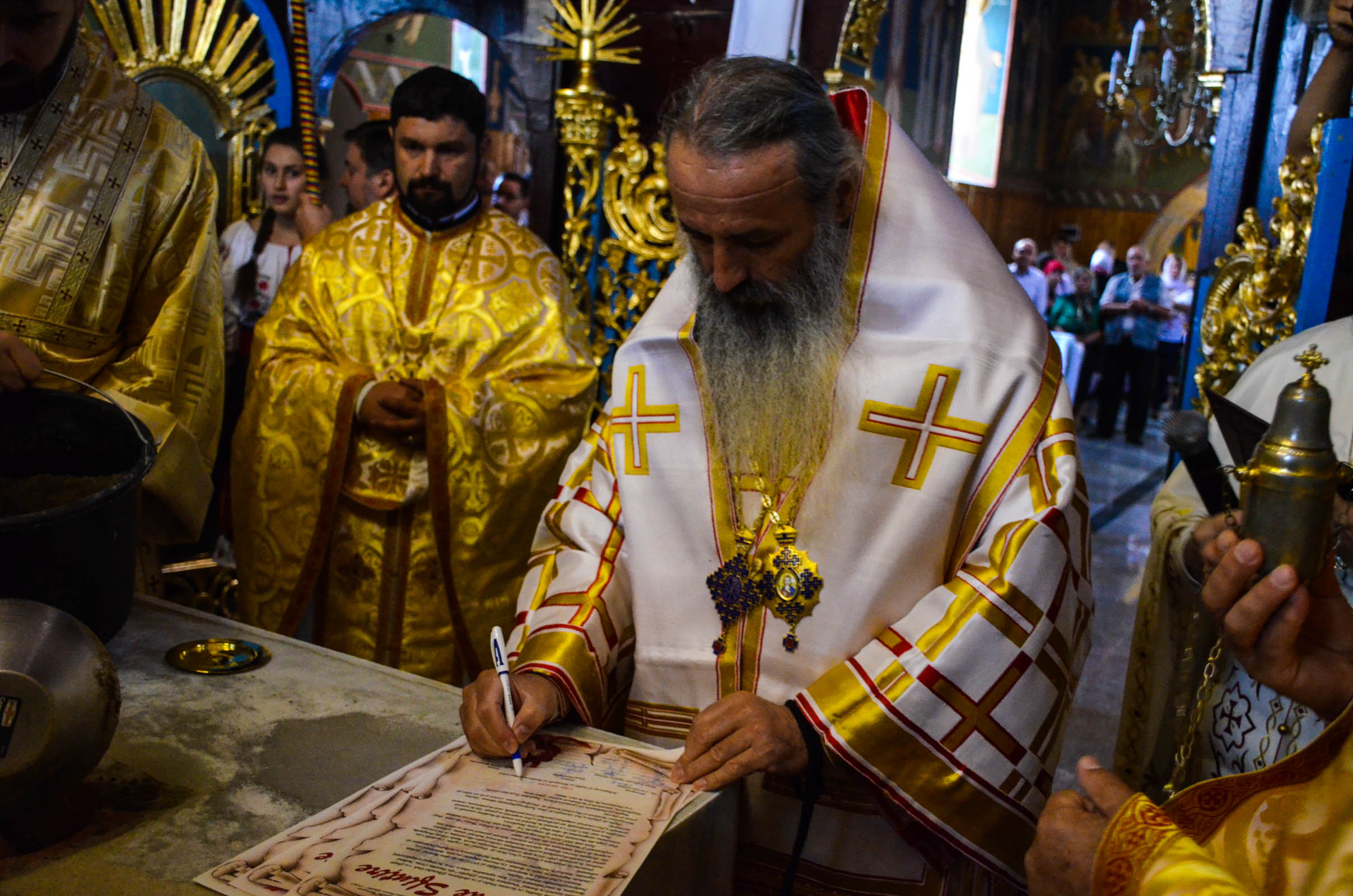 Resfințire de biserică la Corni: „Dumnezeu nu se lasă niciodată dator, ci El le răsplătește oamenilor care încearcă să împlinească cuvântul Său”