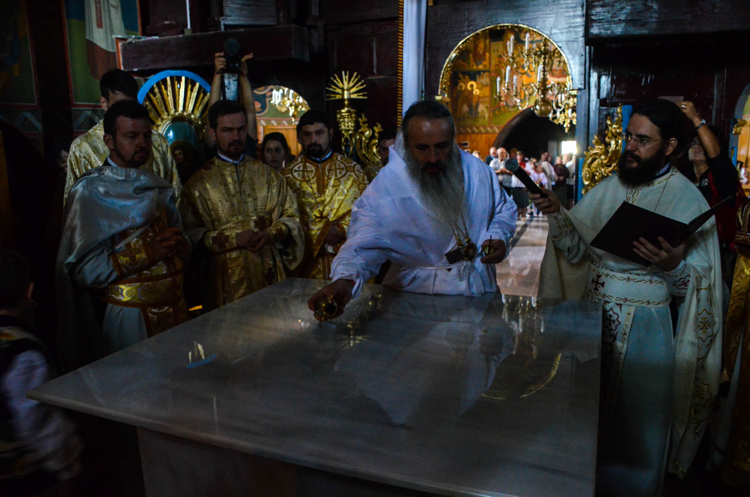 Resfințire de biserică la Corni: „Dumnezeu nu se lasă niciodată dator, ci El le răsplătește oamenilor care încearcă să împlinească cuvântul Său”