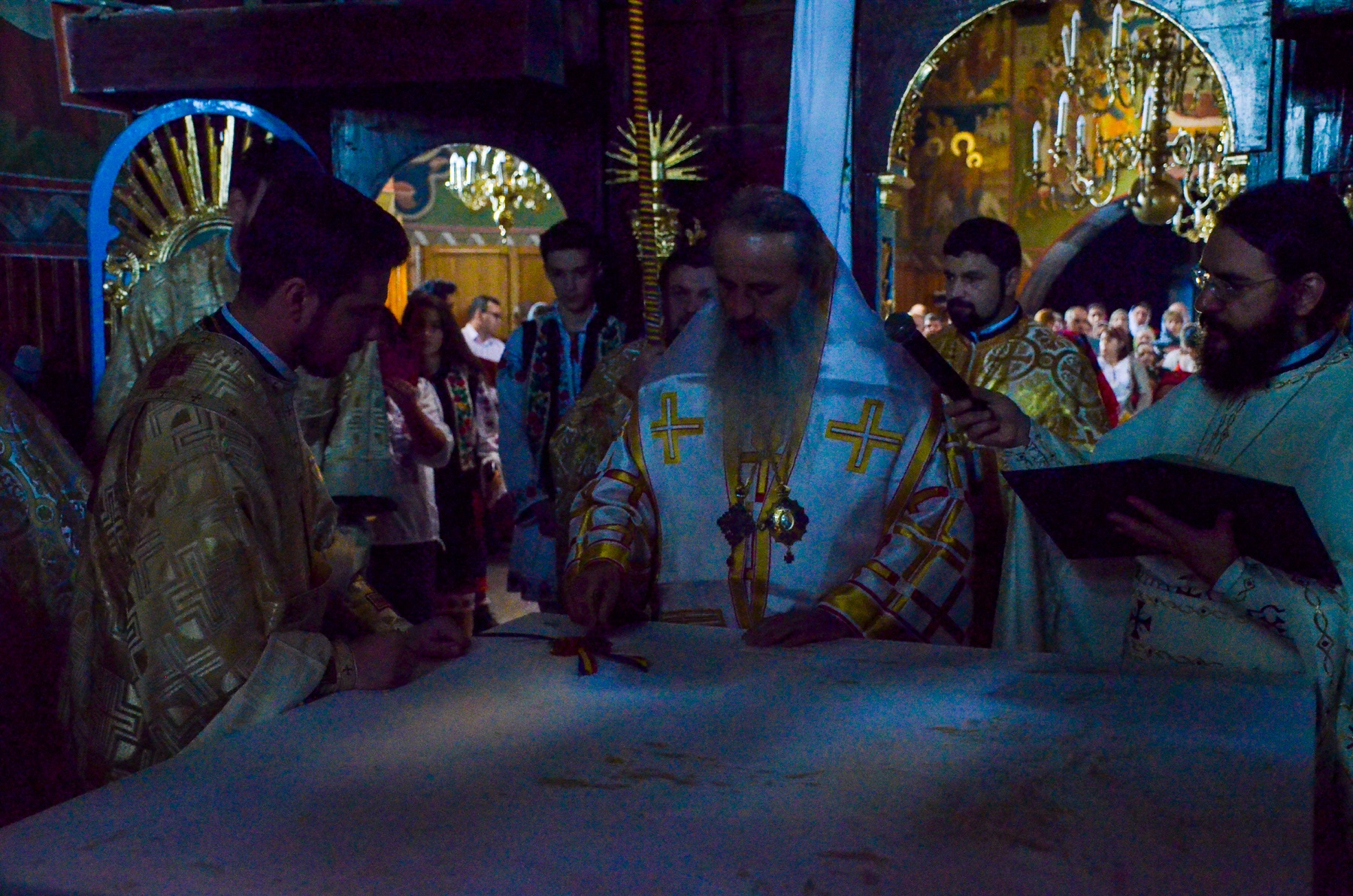 Resfințire de biserică la Corni: „Dumnezeu nu se lasă niciodată dator, ci El le răsplătește oamenilor care încearcă să împlinească cuvântul Său”