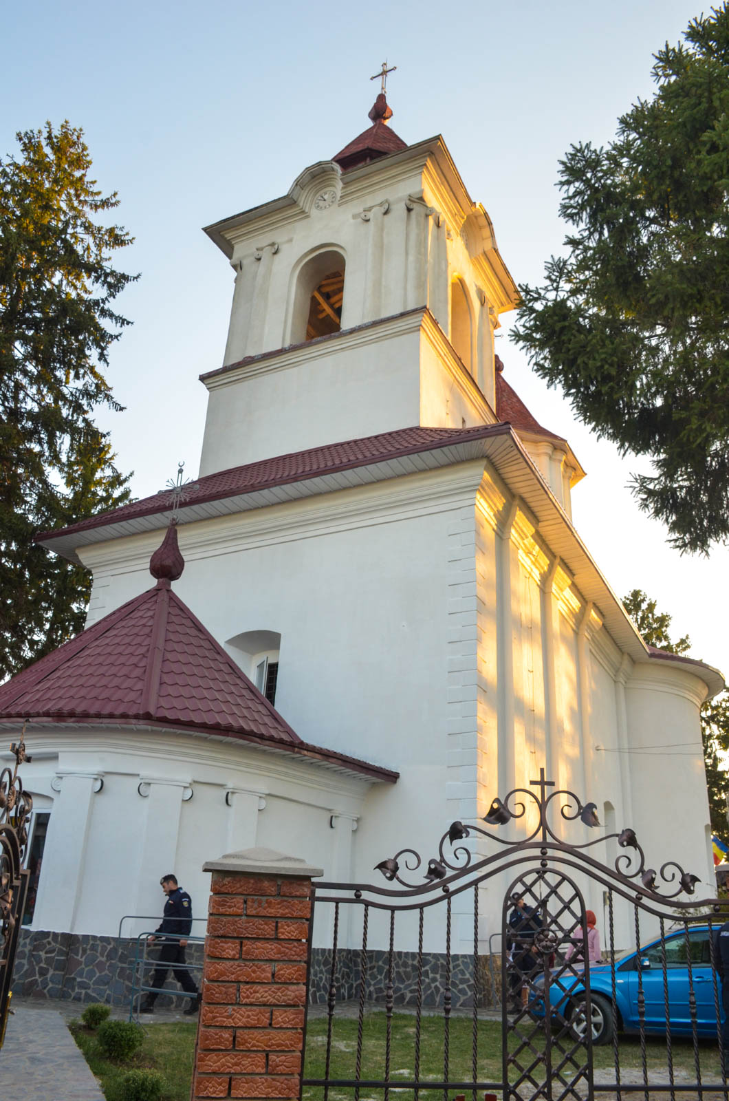 Resfințire de biserică la Corni: „Dumnezeu nu se lasă niciodată dator, ci El le răsplătește oamenilor care încearcă să împlinească cuvântul Său”