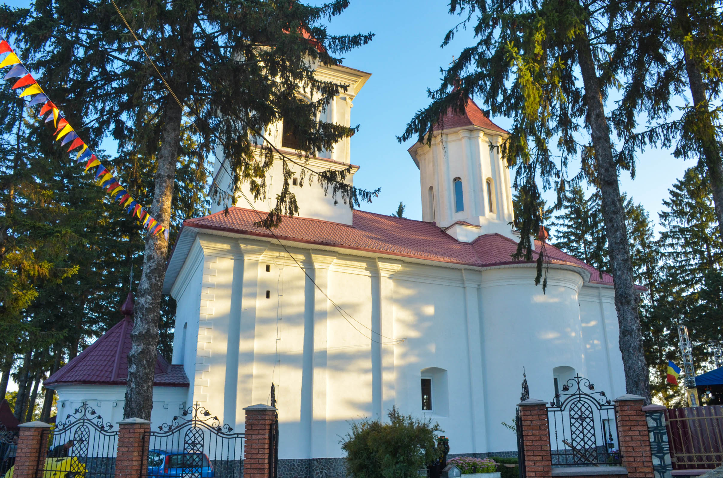 Resfințire de biserică la Corni: „Dumnezeu nu se lasă niciodată dator, ci El le răsplătește oamenilor care încearcă să împlinească cuvântul Său”